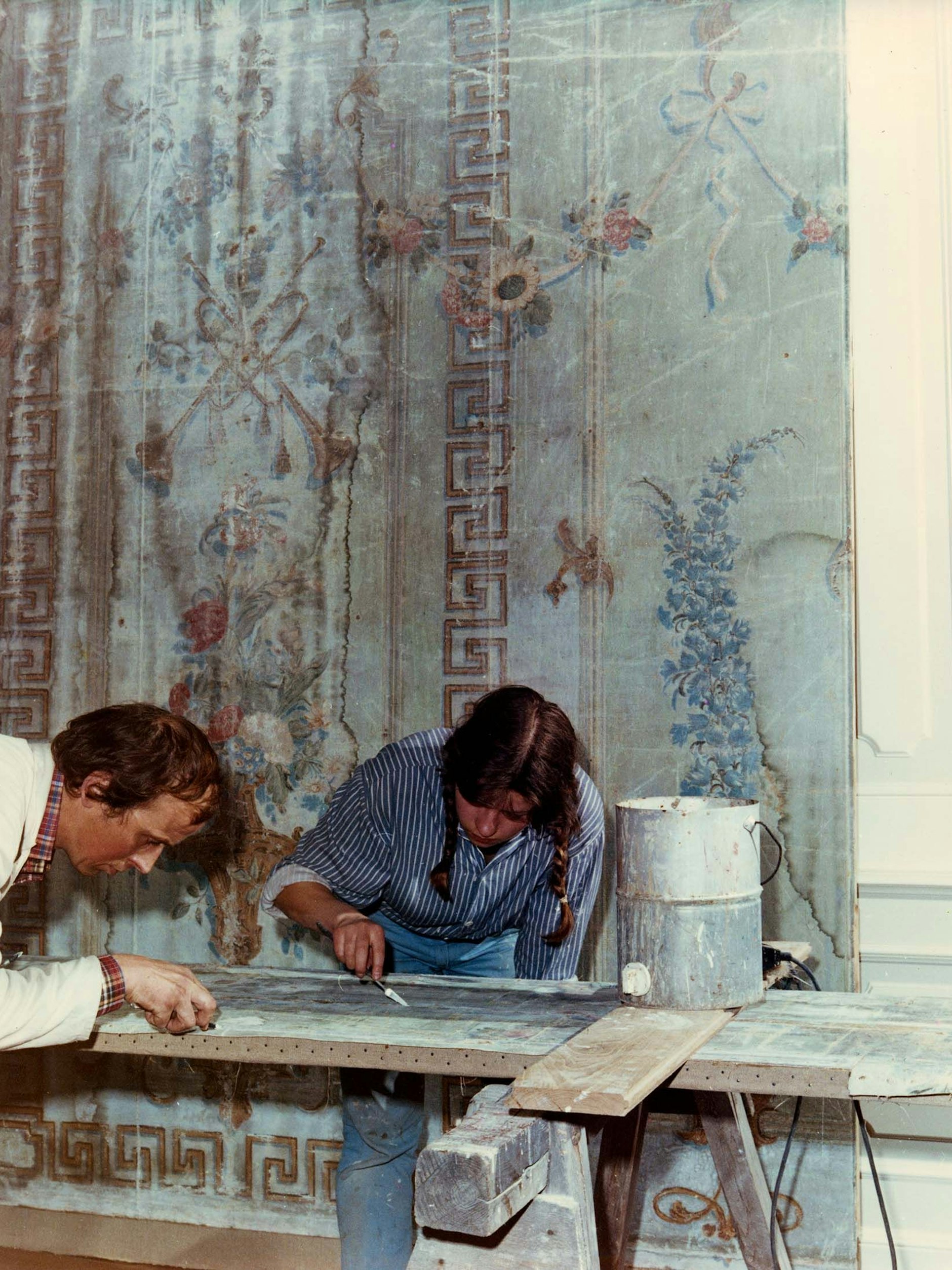 Um den Gästen einen Eindruck des Originalschlosses zu geben wurden Wandbespannungen aus anderen Schlössern im Schloss Friedrichsfelde eingesetzt. Zuvor müssen sie aufwendig restauriert werden.