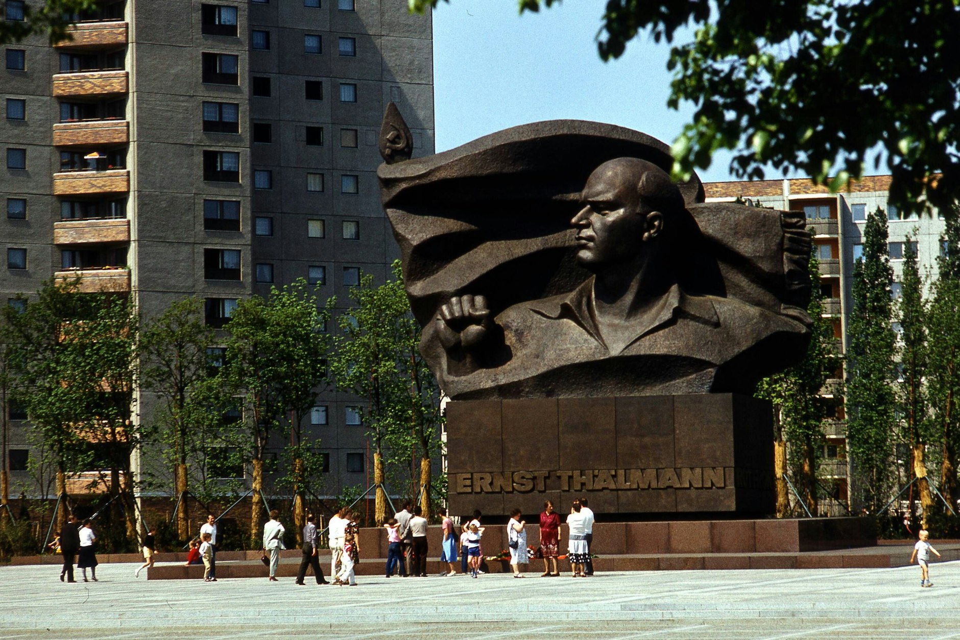 Das Denkmal für Ernst Thälmann in der Greifswalder Straße im Jahre 2009, damals noch nicht von Graffitis überzogen.&nbsp;
