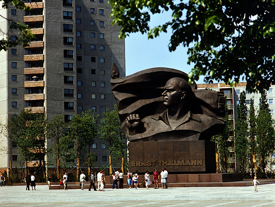 Das Denkmal für Ernst Thälmann in der Greifswalder Straße im Jahre 2009, damals noch nicht von Graffitis überzogen.&nbsp;