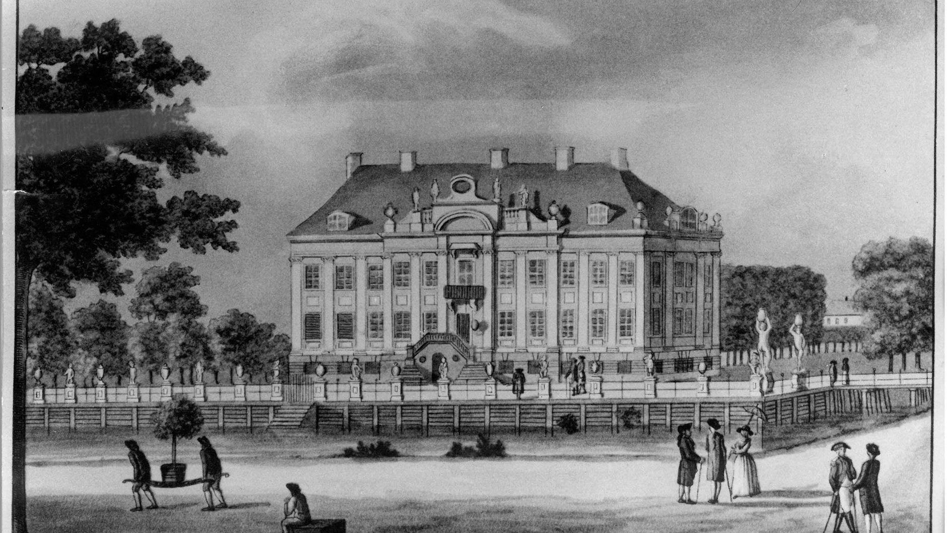 Hofbaumeister Martin Böhme erweitert um 1719 das Schloss mit einem Ost- und einem Westflügel. Dabei werden auch das Dach und die Giebel aufwendig umgestaltet.