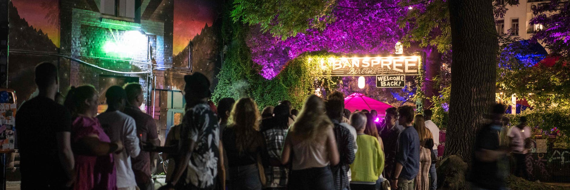 Nachtschwärmer vor einem Club in Friedrichshain. Nachtleben wie vor der Pandemie könnte bald wieder möglich sein, aber vielleicht nicht für alle.