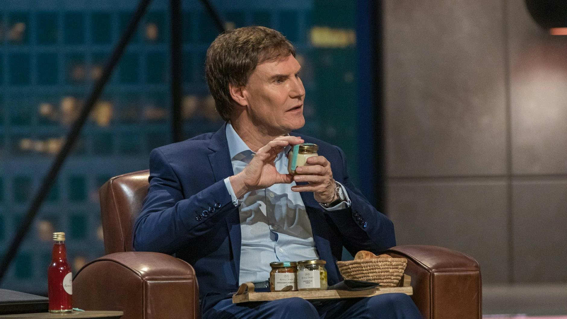 Carsten Maschmeyer probiert in der „Höhle der Löwen“ das Produkt der Restaurantbesitzerinnen aus Berlin.