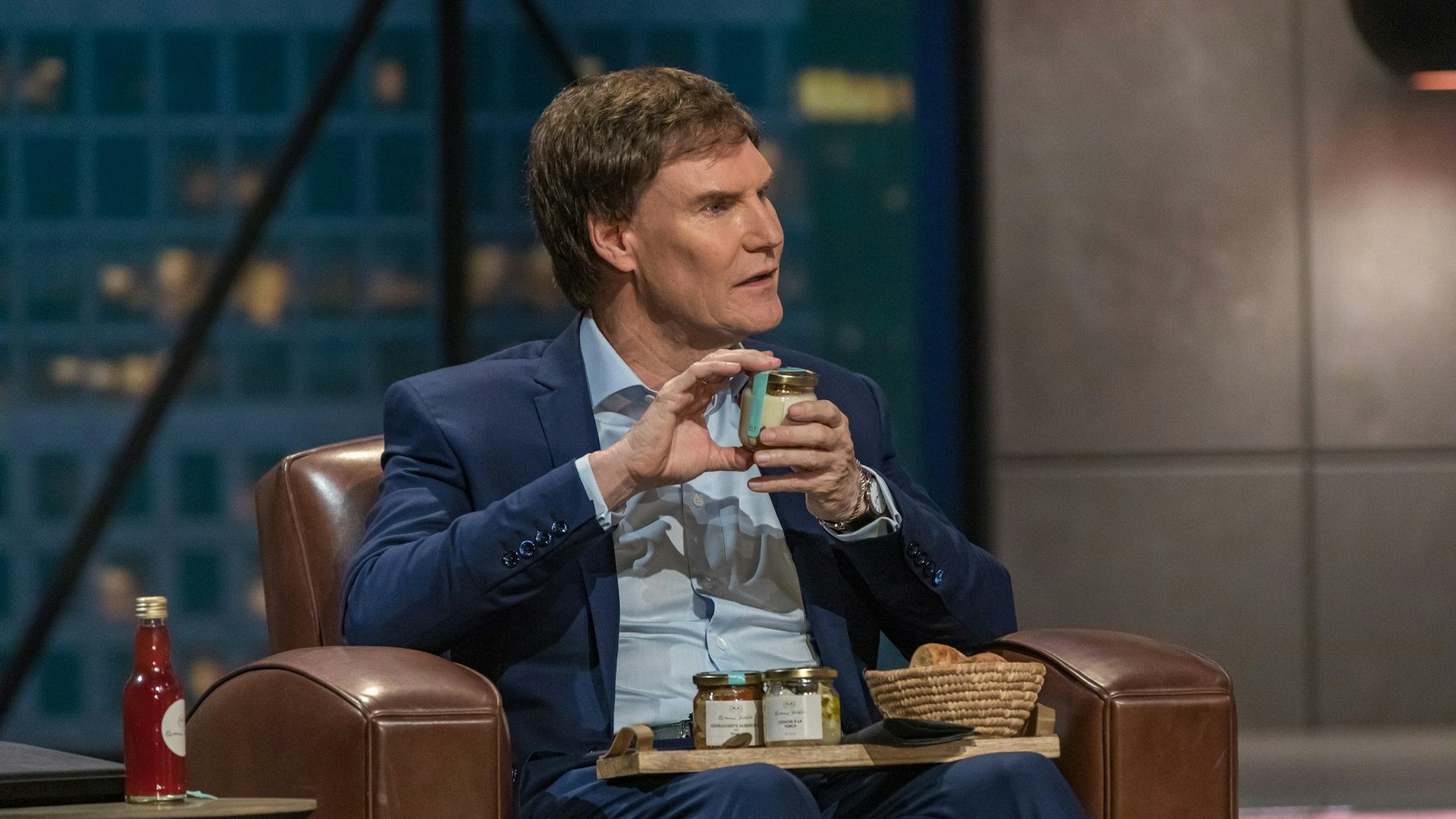 Carsten Maschmeyer probiert in der „Höhle der Löwen“ das Produkt der Restaurantbesitzerinnen aus Berlin.