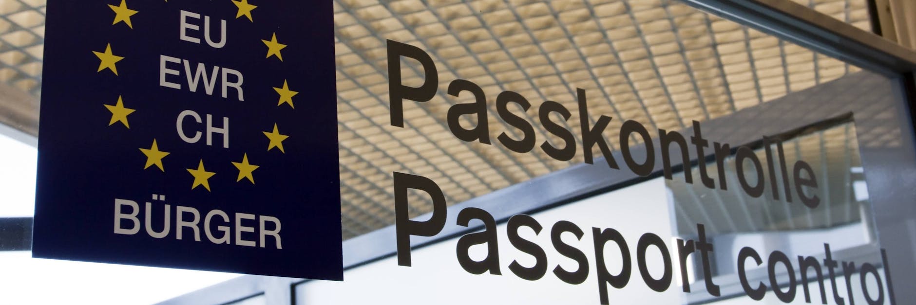 Passkontrollschalter auf einem Flughafen: Trotz gültiger Papiere darf die Frau nicht einreisen.