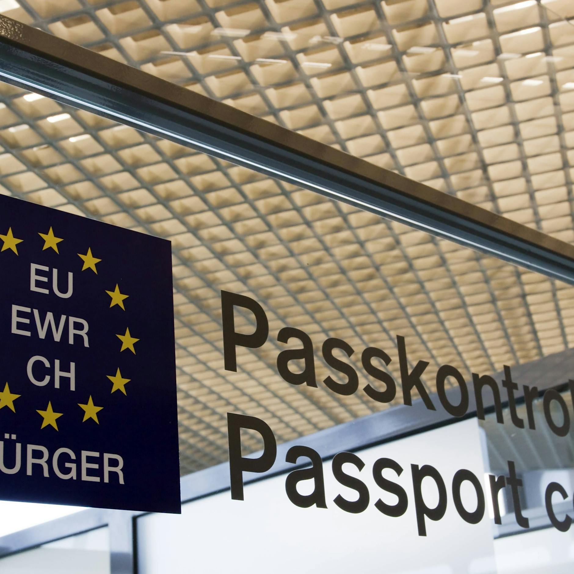 Obwohl sie vollständig geimpft ist: Mutter darf ihre Familie in Berlin nicht besuchen – aus DIESEM Grund!