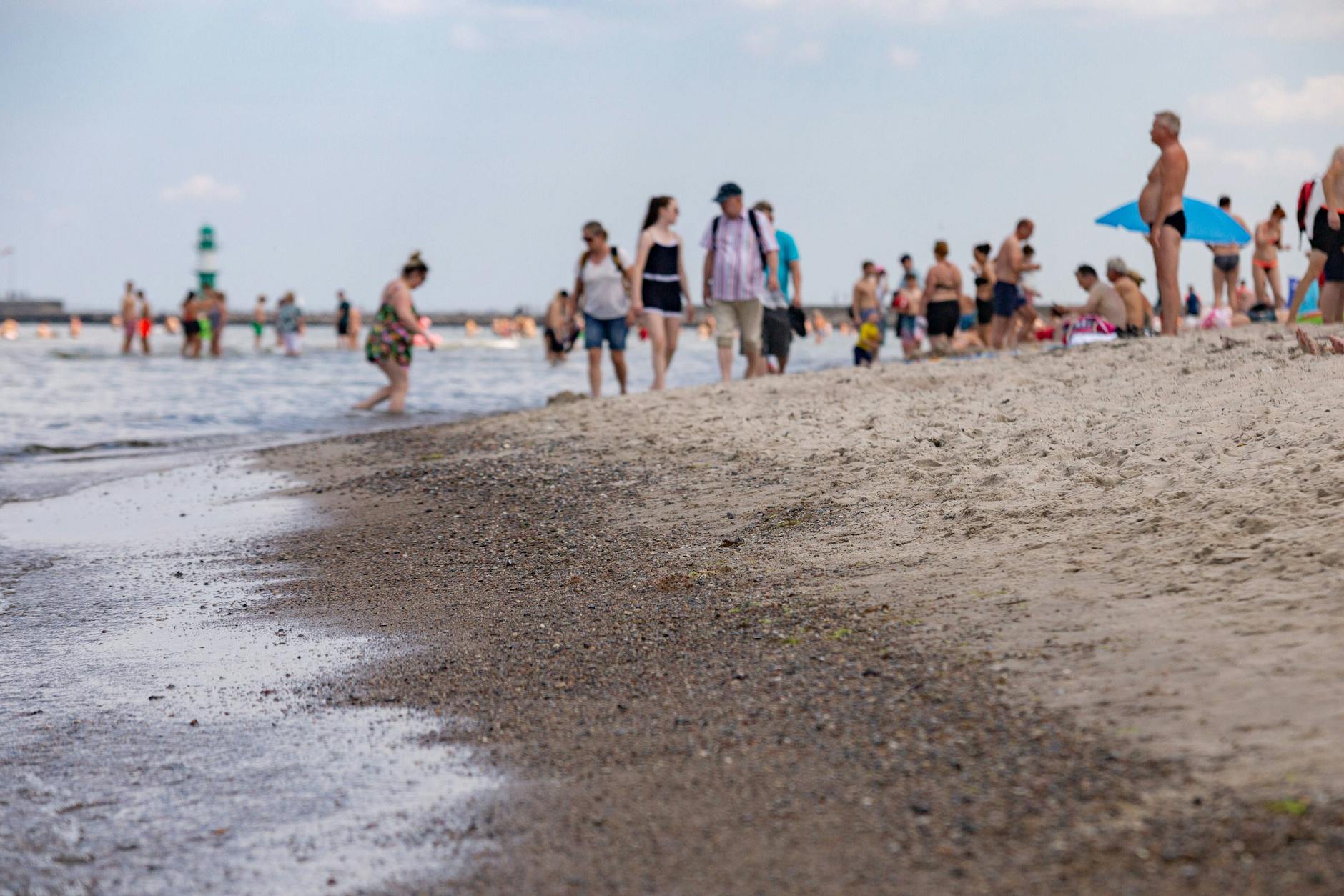 Rostock-Warnemünde: Trotz Corona ist der Gästeandrang an der Ostsee hoch. Derzeit mehren sich in Mecklenburg-Vorpommern sogenannte Impfdurchbrüche, also Infektionen trotz vollständigem Impfschutz.