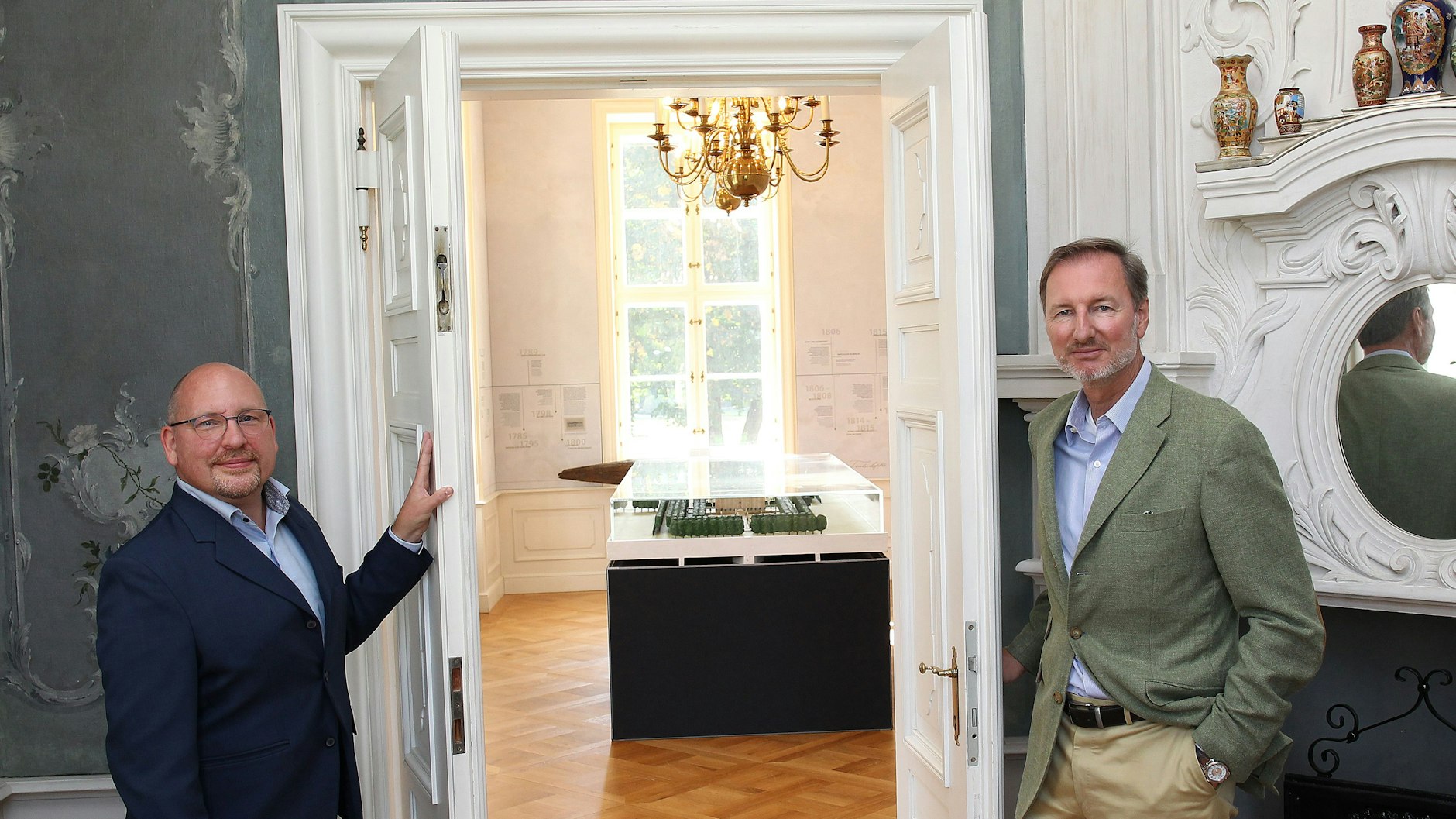 Historiker Clemens Maier-Wolthausen und Tierpark-Chef Andreas Knieriem eröffnen den Raum zur neuen Schloss-Ausstellung.