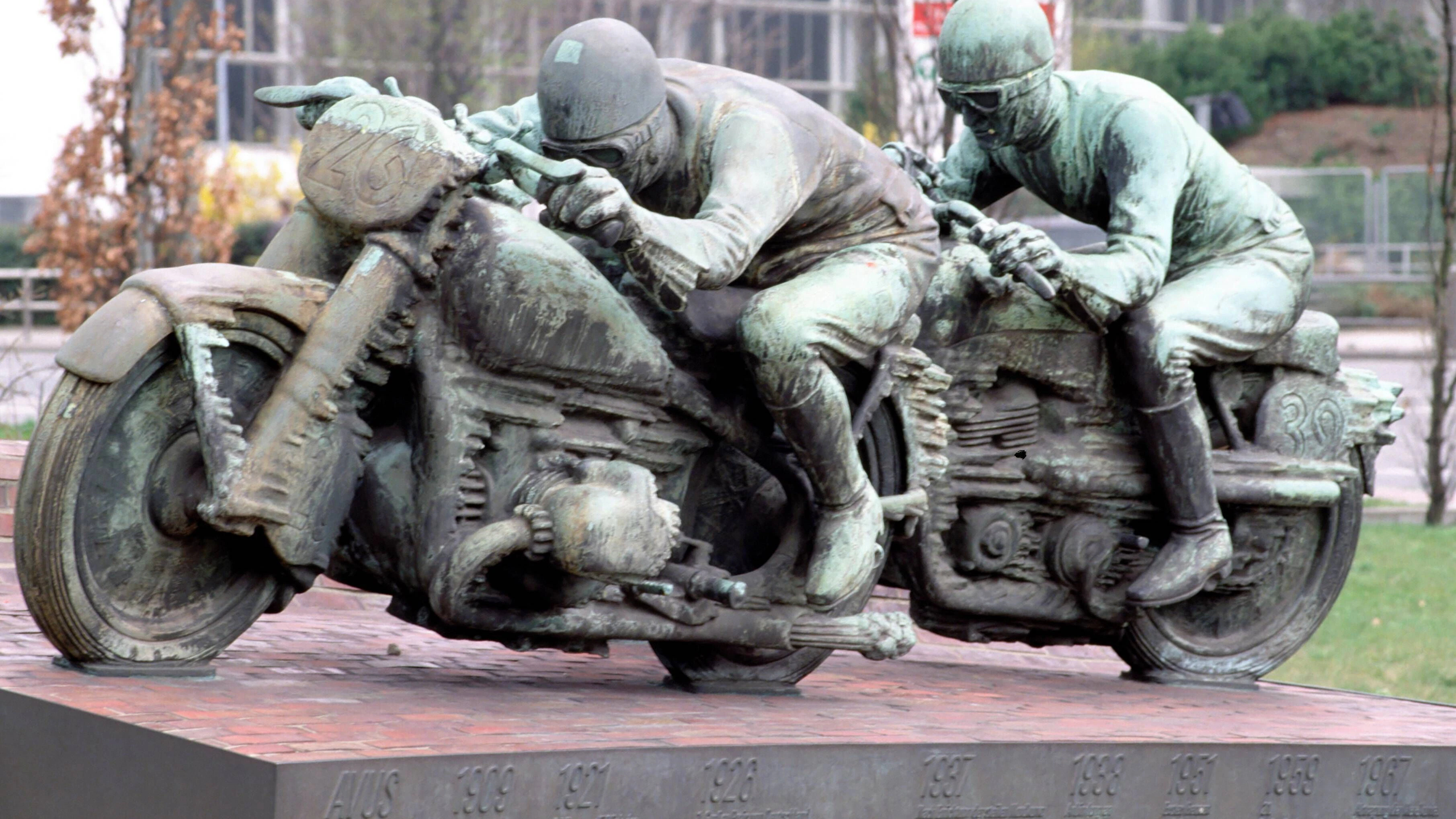 Ein Denkmal für den Motorsport. Die Skulptur von Max Esser von 1938/39, die sich neben dem ICC auf einer Verkehrsinsel an der Halenseestraße verbirgt, erinnert an Ernst Henne auf BMW und Ewald Kluge auf DKW.
