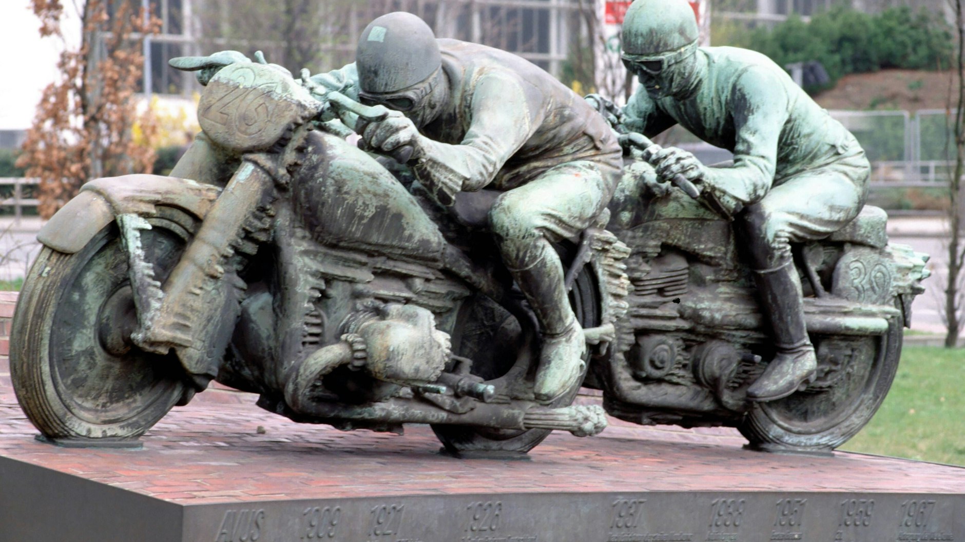 Ein Denkmal für den Motorsport. Die Skulptur von Max Esser von 1938/39, die sich neben dem ICC auf einer Verkehrsinsel an der Halenseestraße verbirgt, erinnert an Ernst Henne auf BMW und Ewald Kluge auf DKW.