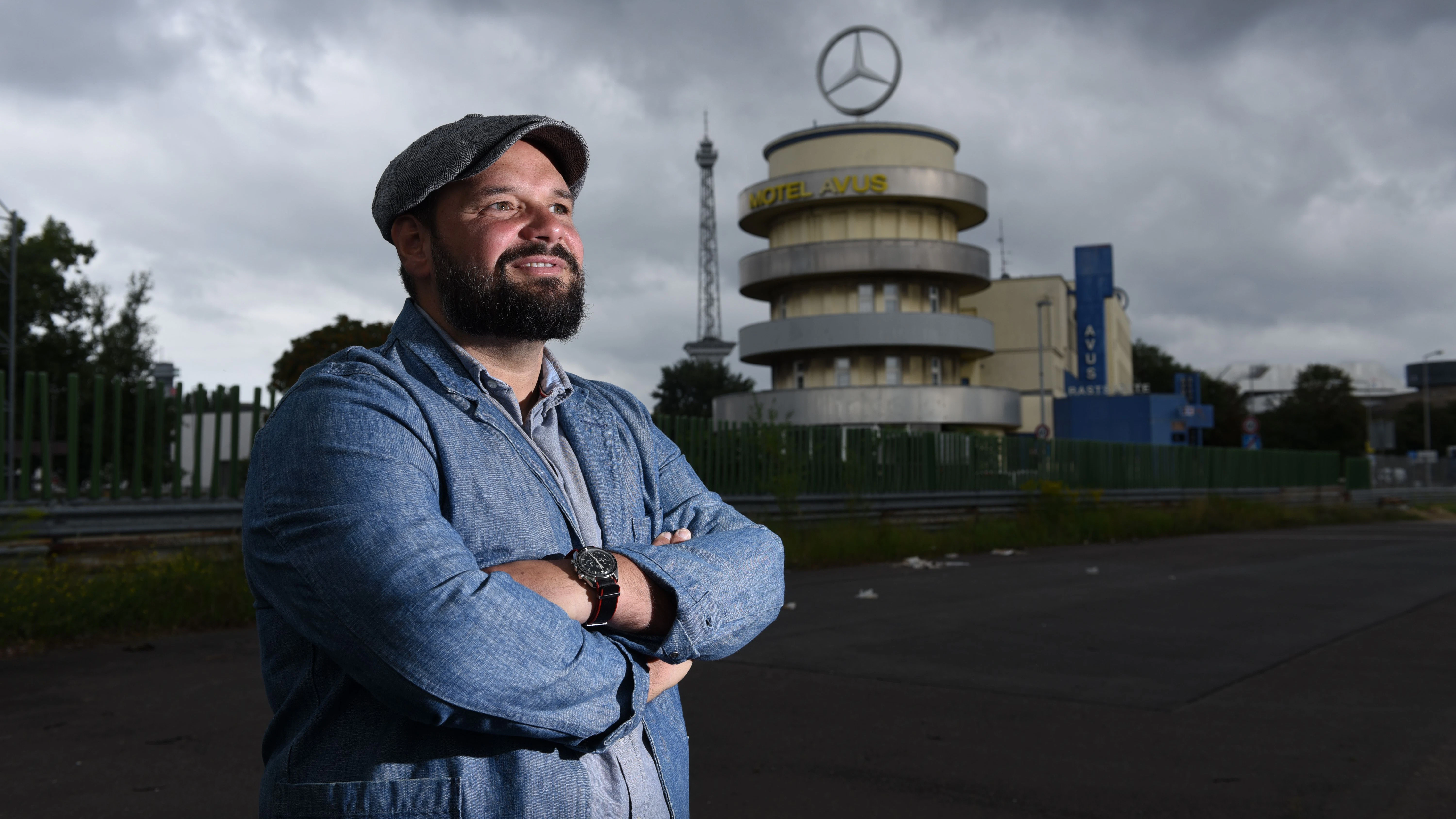 „Ich muss schon früh in ein Dieselfass gefallen sein“, sagt Ulf Schulz vor dem Turm des Motels an der Avus. Der Berliner hat eine Ausstellung über die Avus vorbereitet, sie wird im niedersächsischen Einbeck zu sehen sein.&nbsp;