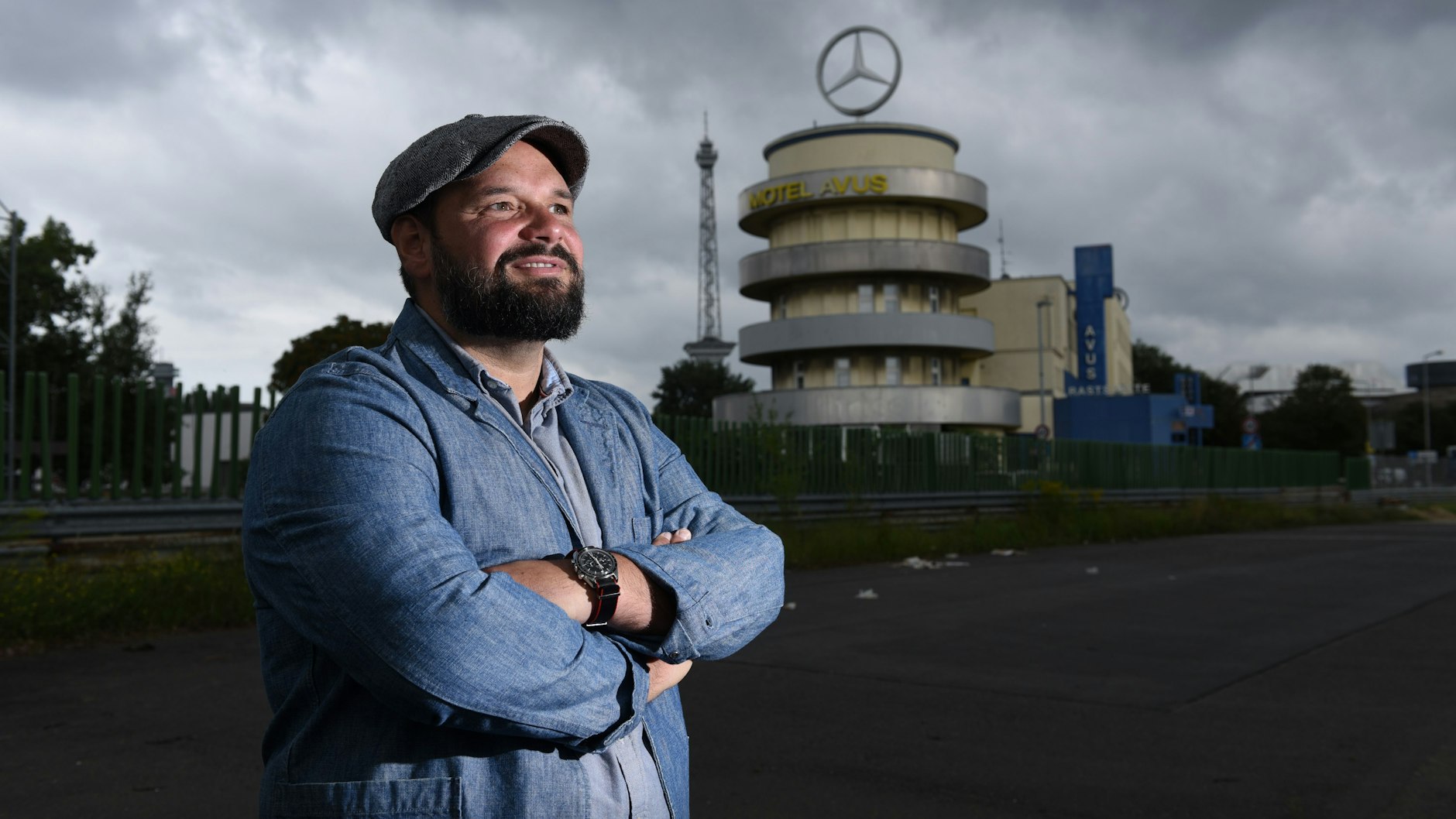 „Ich muss schon früh in ein Dieselfass gefallen sein“, sagt Ulf Schulz vor dem Turm des Motels an der Avus. Der Berliner hat eine Ausstellung über die Avus vorbereitet, sie wird im niedersächsischen Einbeck zu sehen sein.&nbsp;