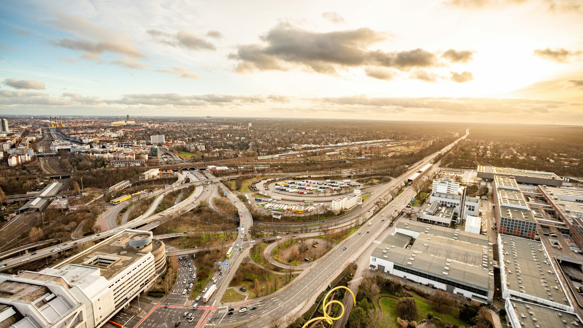 Hier beginnt sie, die Avus. Das Autobahndreieck Funkturm zwischen dem ICC (l.) und dem Motel Avus (Mitte), beide derzeit ungenutzt, markiert den Beginn der ersten Straße nur für Autos.&nbsp;