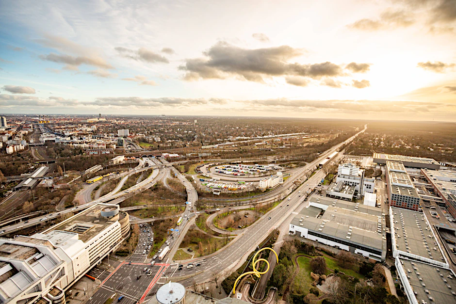 Hier beginnt sie, die Avus. Das Autobahndreieck Funkturm zwischen dem ICC (l.) und dem Motel Avus (Mitte), beide derzeit ungenutzt, markiert den Beginn der ersten Straße nur für Autos.&nbsp;