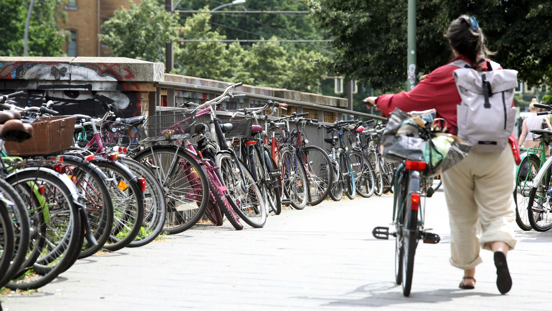 Berlin, Prenzlauer Berg: Die Fahrradstellplätze sind knapp am S-Bahnhof Prenzlauer Allee. An Bahnhöfen werden Fahrräder besonders häufig gestohlen.