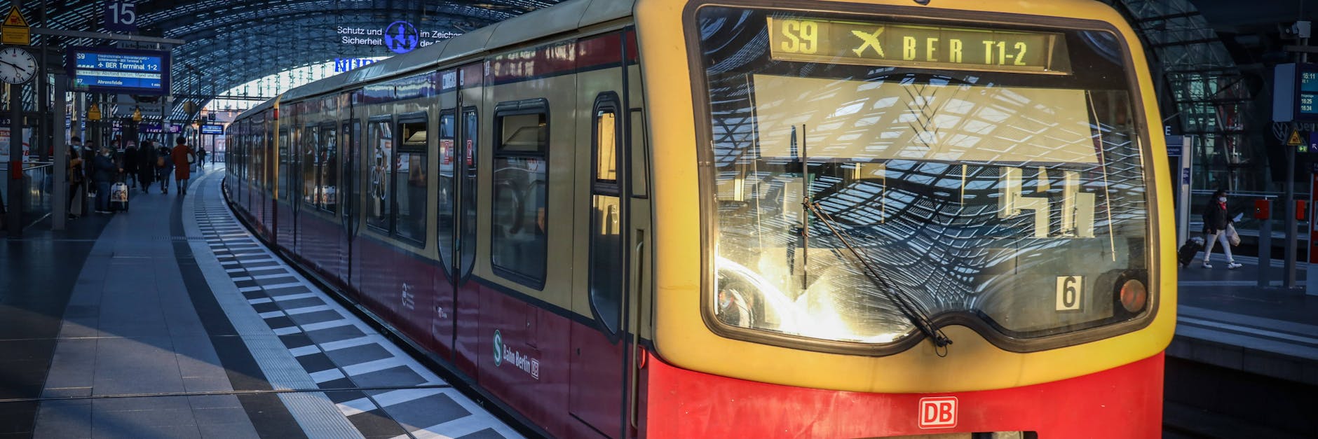 Eine S-Bahn, die zum Hauptstadt-Flughafen BER fährt. 