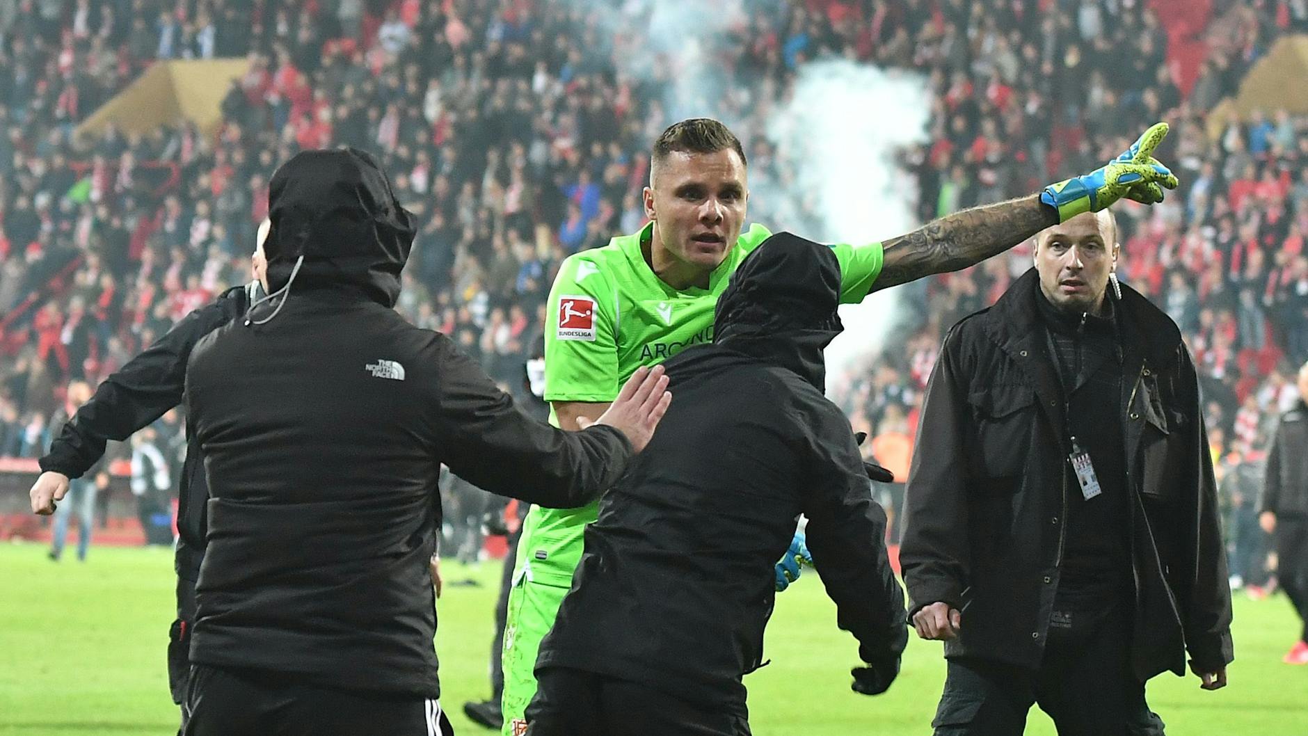 Rafal Gikiewicz legte sich im Derby gegen Hertha mit einigen Union-Chaoten an, die auf dem Platz stürmten. 