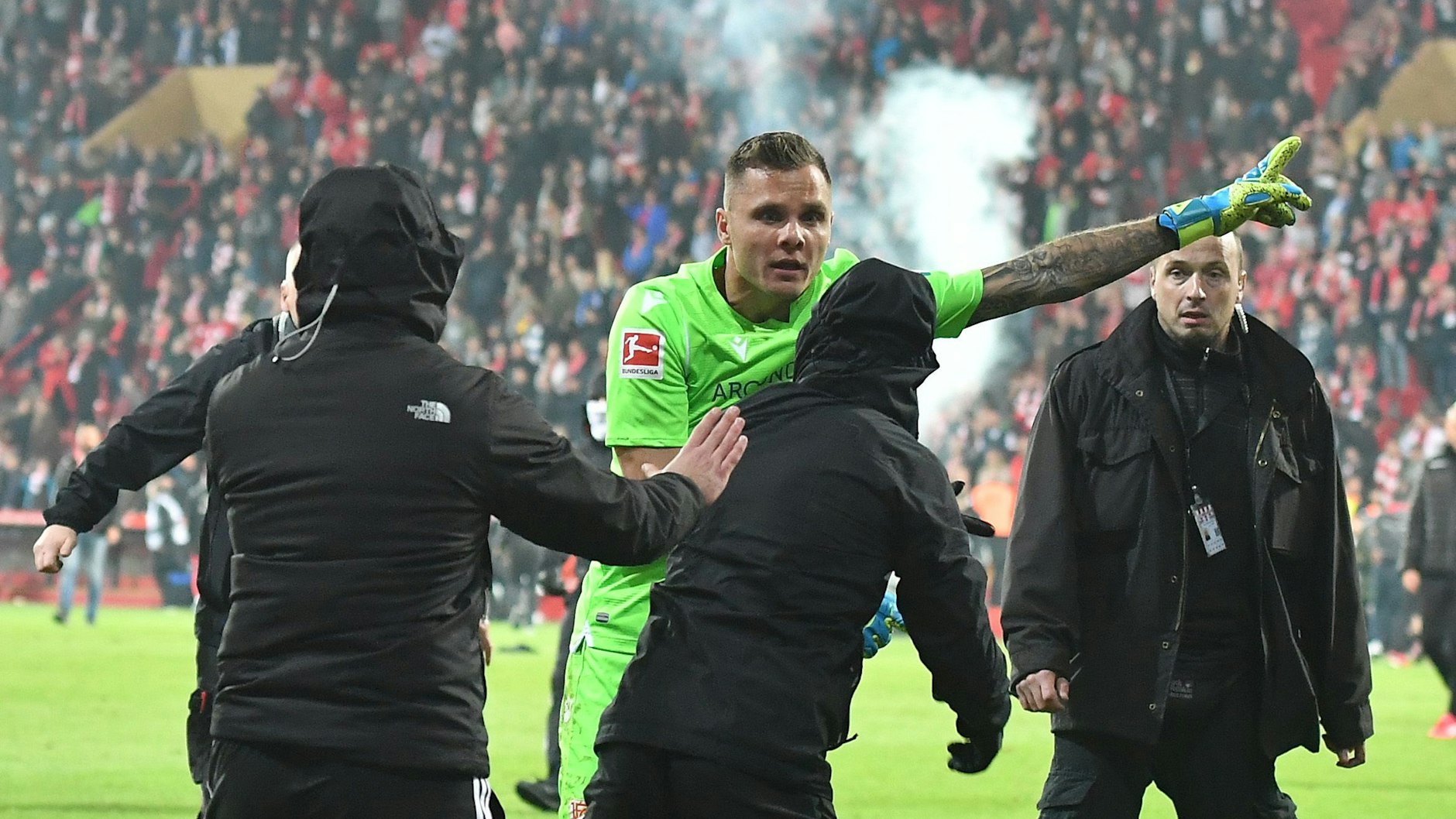 Rafal&nbsp;Gikiewicz legte sich im Derby gegen Hertha mit einigen Union-Chaoten an, die auf dem Platz stürmten.&nbsp;