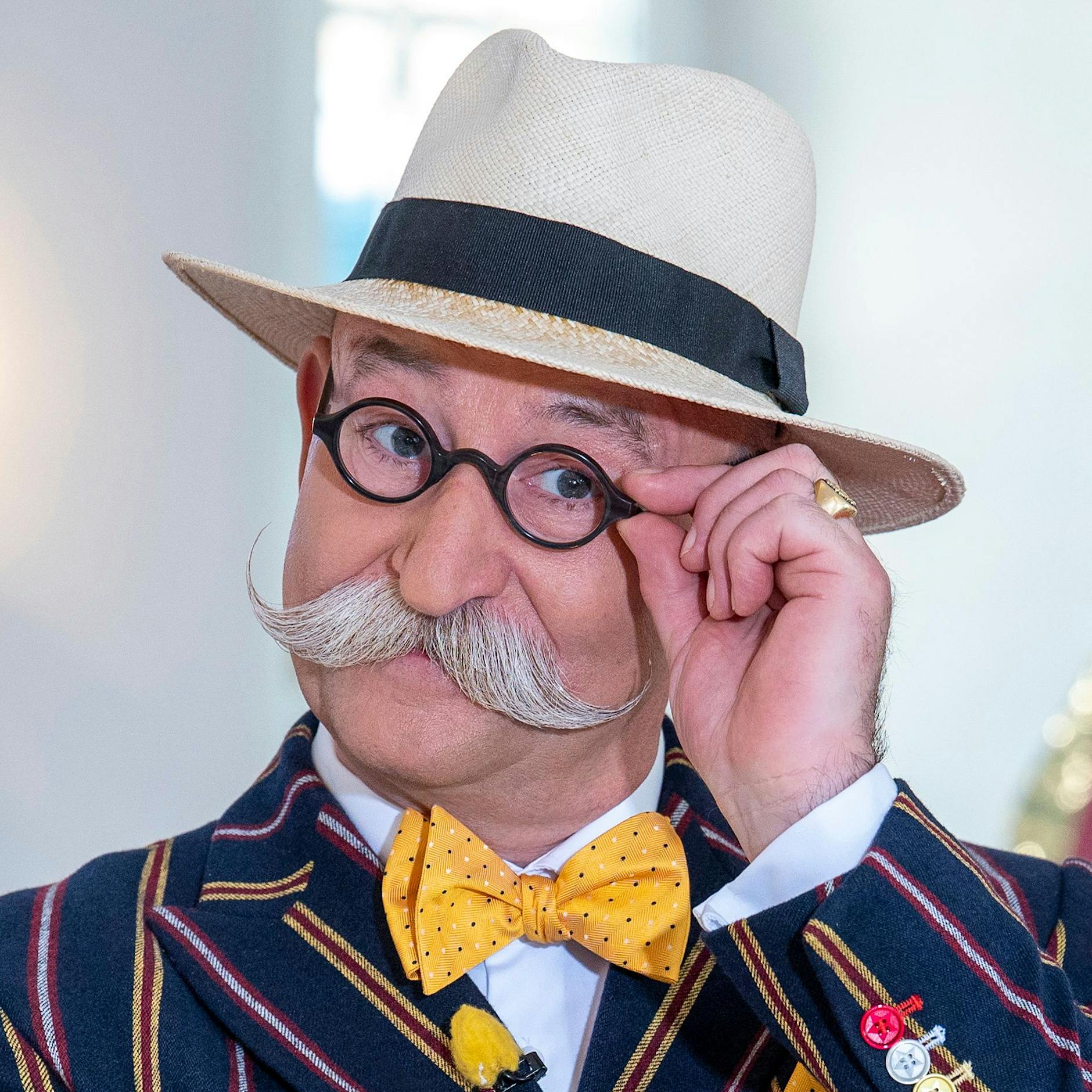 „Bares für Rares“-Star Horst Lichter: Hier stellt er Expertin Wendela Horz ein Logik-Rätsel! Hätten SIE die Aufgabe lösen können?