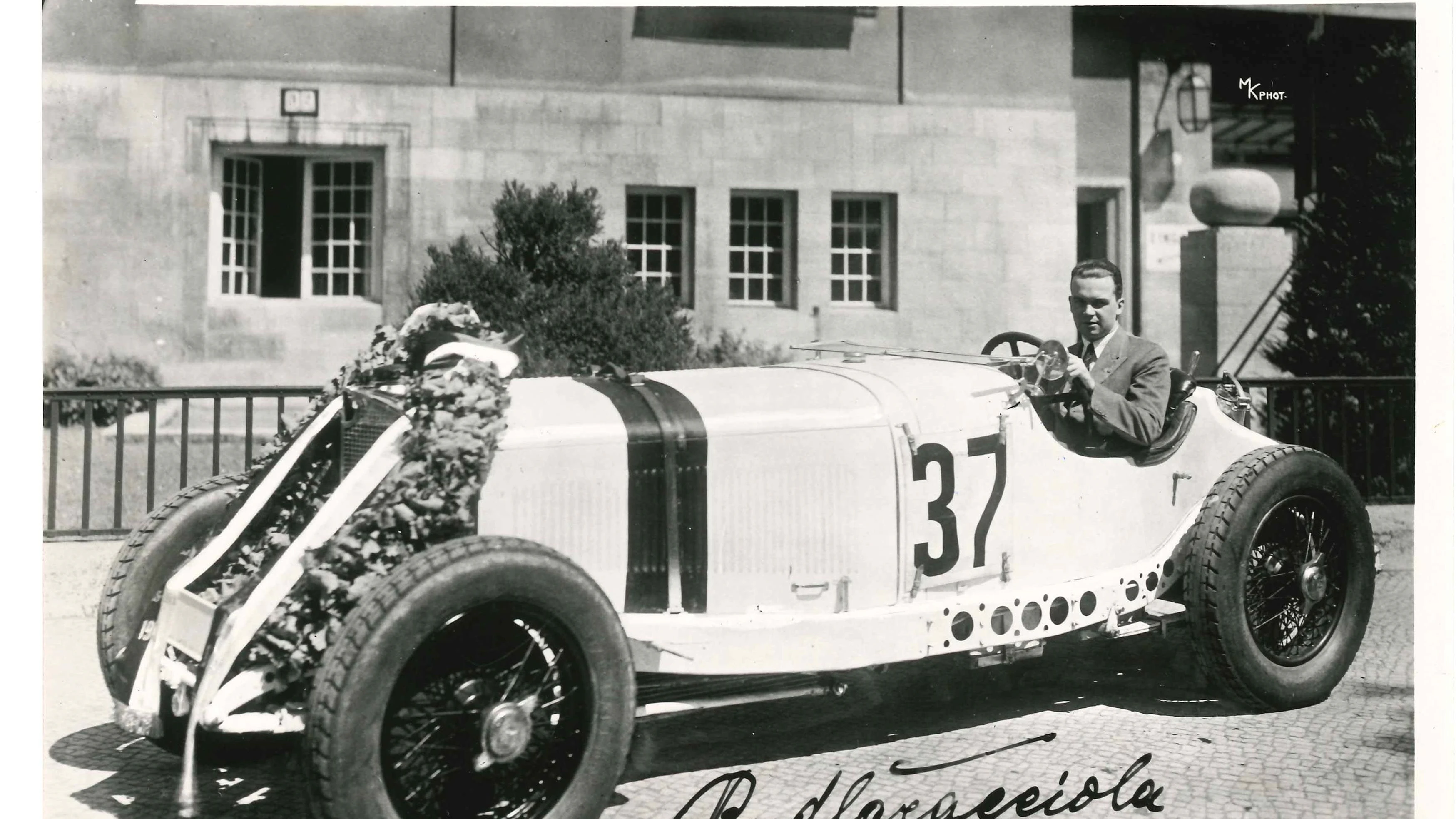 Rudolf Caracciola (1901–1959) fuhr viele Rennen auf der Avus. Er gilt als Europas erfolgreichster Rennfahrer vor dem Zweiten Weltkrieg. 1938 stellte er mit 432,7 Kilometer pro Stunde einen Rekord auf - aber nicht auf der Avus.