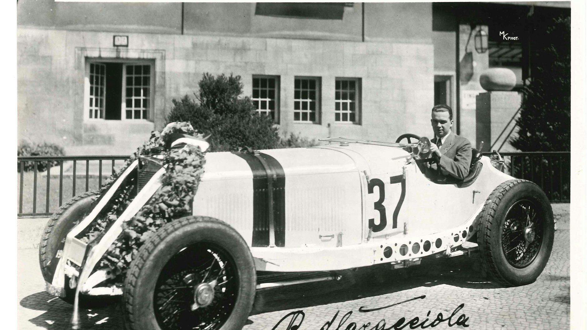 Rudolf Caracciola (1901–1959) fuhr viele Rennen auf der Avus. Er gilt als Europas erfolgreichster Rennfahrer vor dem Zweiten Weltkrieg. 1938 stellte er mit 432,7 Kilometer pro Stunde einen Rekord auf - aber nicht auf der Avus.