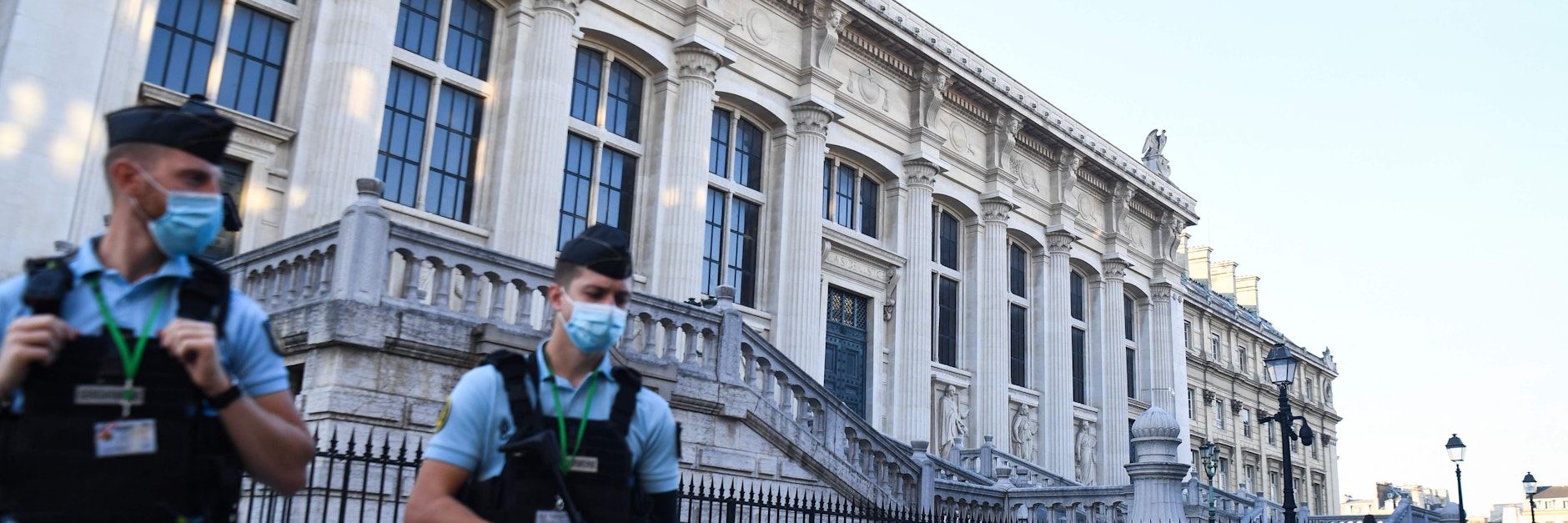 Gendarmen patrouillieren vor dem Beginn des Prozesses gegen die Angeklagten der Pariser Anschläge vor dem Pariser Gerichtsgebäude.