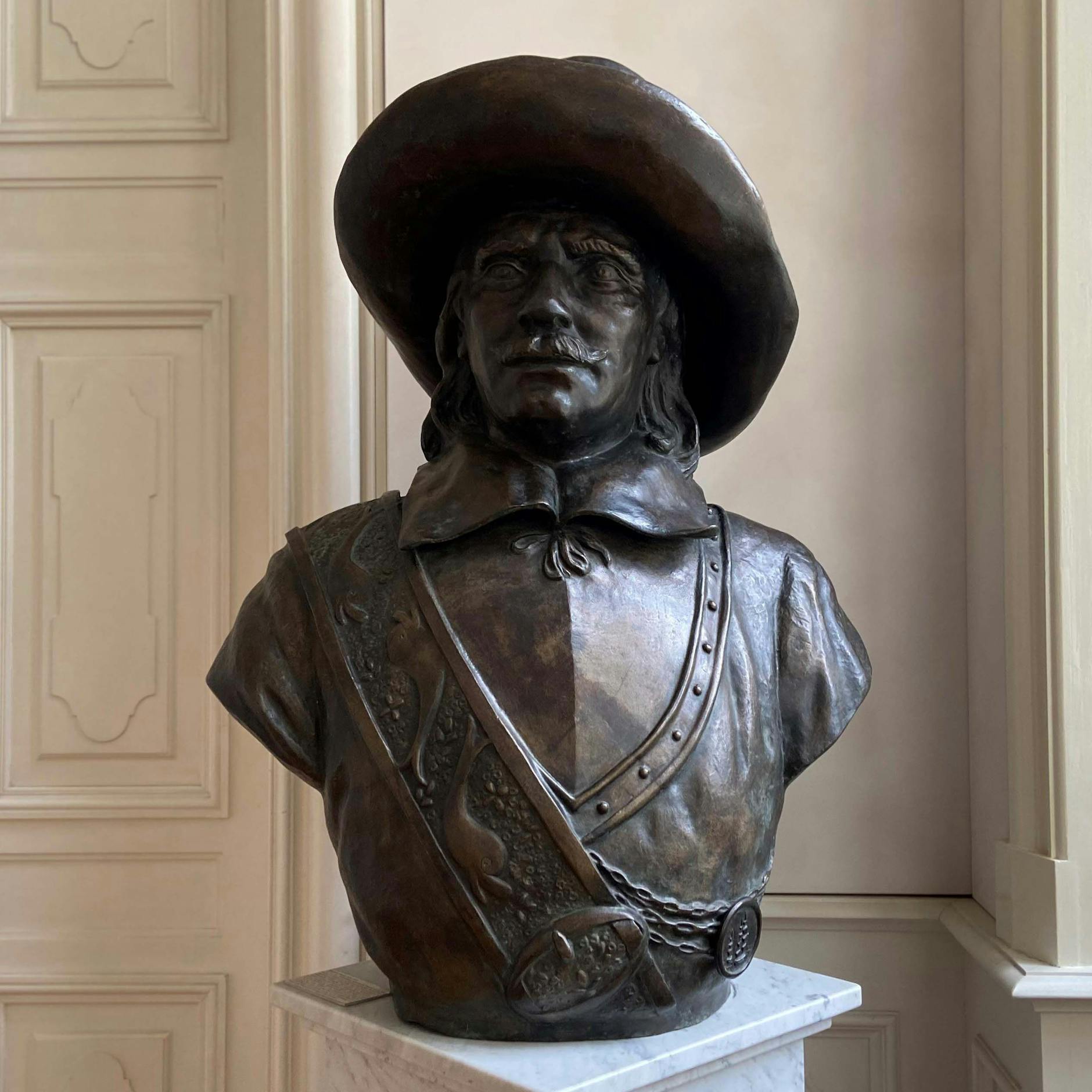 Die Büste von Schlosserbauer Benjamin Raule, die es in der Schau nur noch als Foto auf einer Tafel zu sehen gibt.