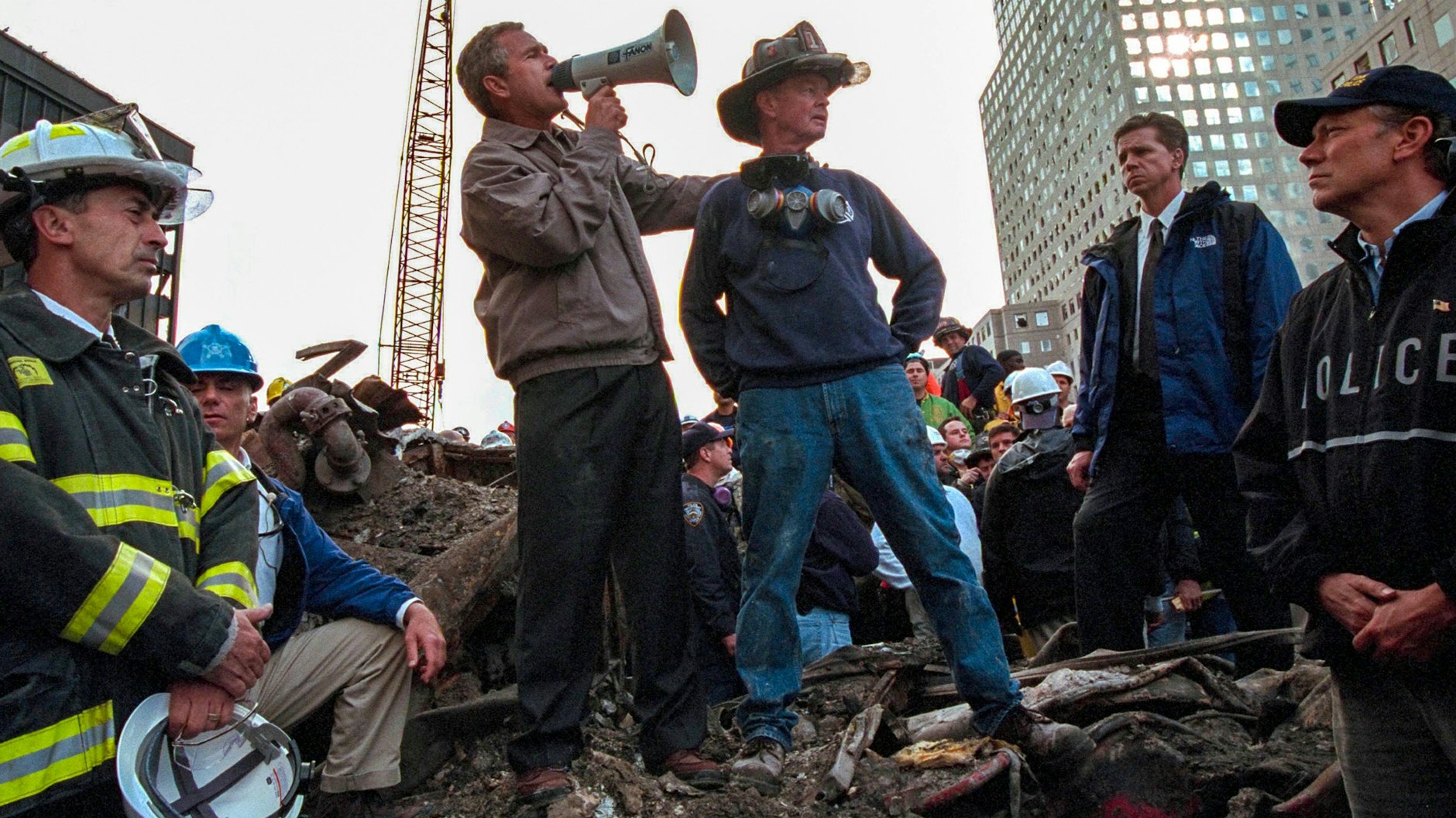 US-Präsident George W. Bush (M,l), spricht in den Trümmern des New Yorker World Trade Centers neben dem pensionierten New Yorker Feuerwehrmann Bob Beckwith zu den freiwilligen Helfern und Feuerwehrleuten durch ein Megafon.