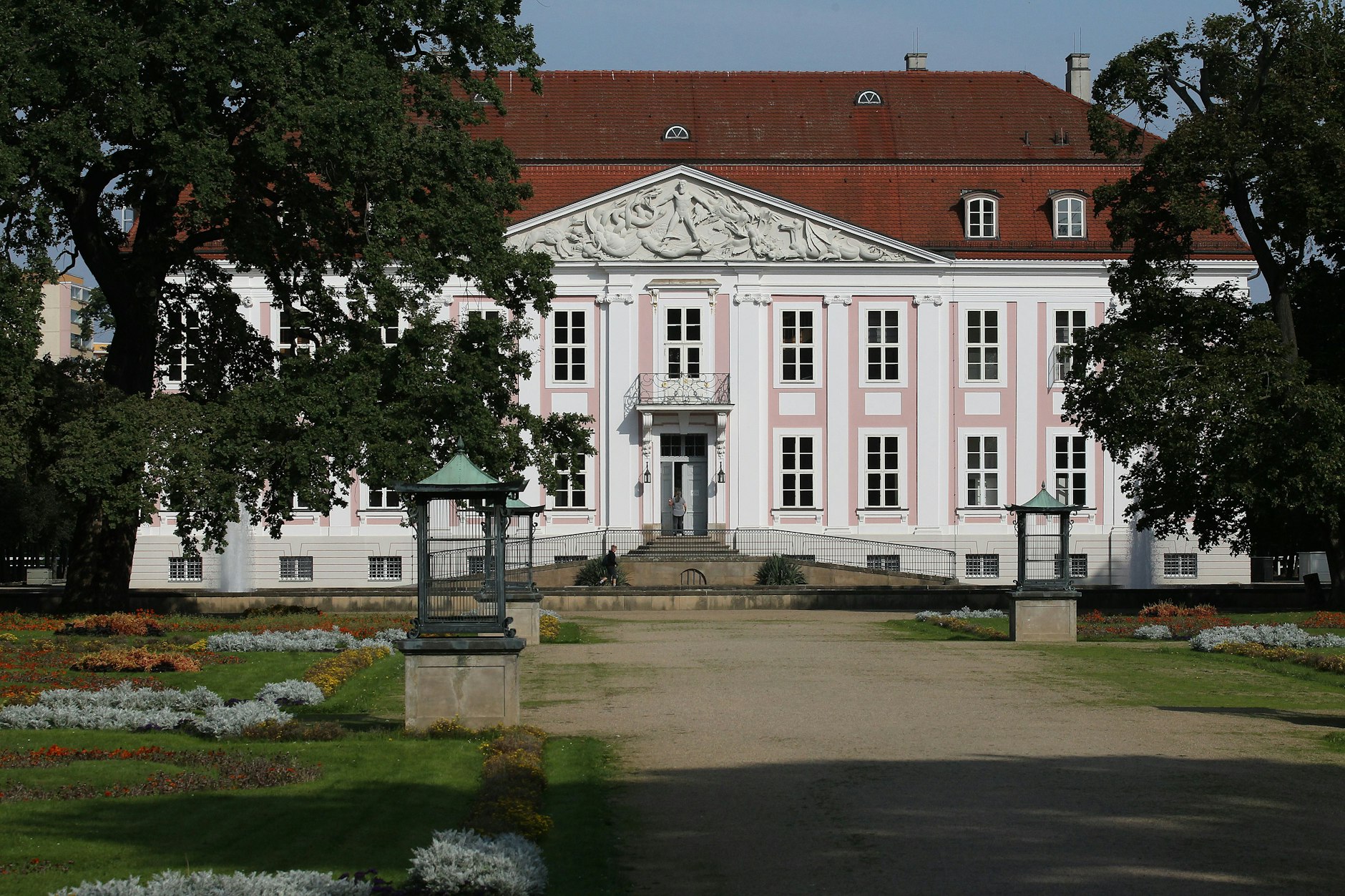 Das Schloss Friedrichsfelde: Eine neue Schau zeigt die Geschichte des Hauses, dessen Grundstein vor 400 Jahren von einem Freibeuter gelegt wurde.