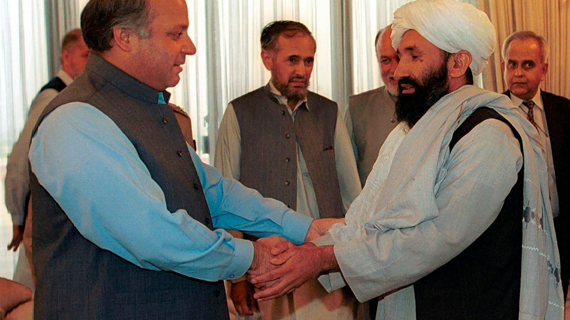 Mullah Hasan Akhund (r.), hier im Jahr 1999 mit Pakistans Premier Nawaz Sharif, ist amtierender Regierungschef der Taliban.