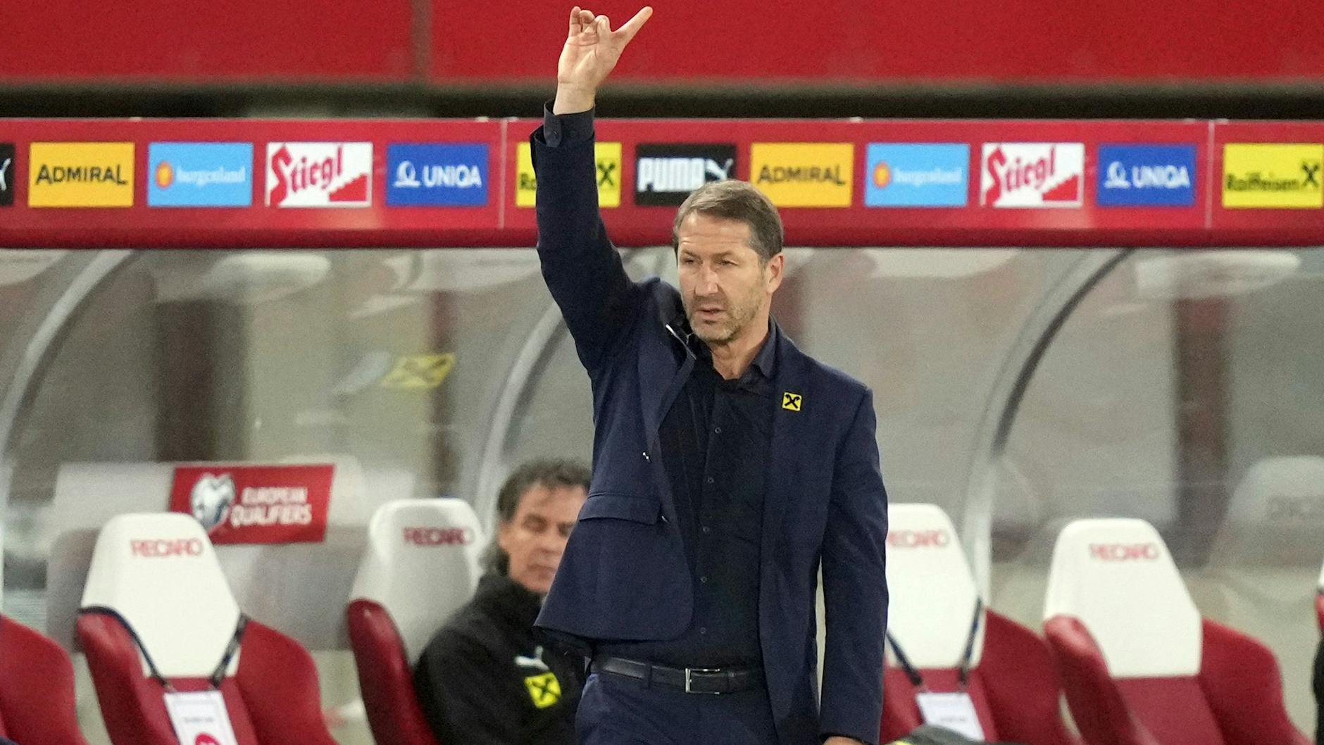 Österreichs Bundestrainer Franco Foda ist nach der Niederlage gegen Schottland angezählt, darf aber bei den Quali-Spielen im Oktober an der Seitenlinie stehen.