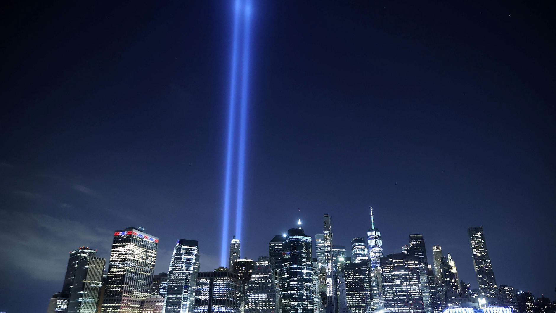 Anstelle der als Twintowers bekannten Türme des World Trade Centers ragen jetzt zwei Lichtsäulen in den New Yorker Himmel.