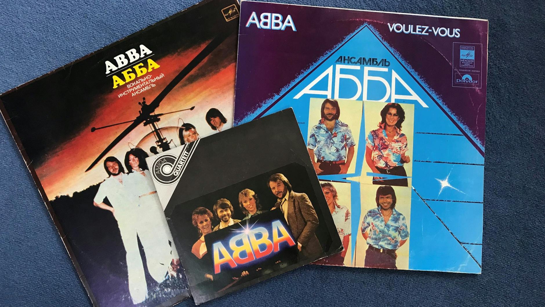 Die Ost-ABBA-Plattensammlung des Autors: Die letzte ABBA-Single, die in der DDR erschien (Mi.), bekam er in den 80er-Jahren in einem Plattenladen in Adlershof. Die sowjetischen Ausgaben von „Arrival“ (hier fehlte „Money, Money, Money“ nicht) und „Voulez-Vous“ kaufte er 1989 während einer Georgien-Reise. 
