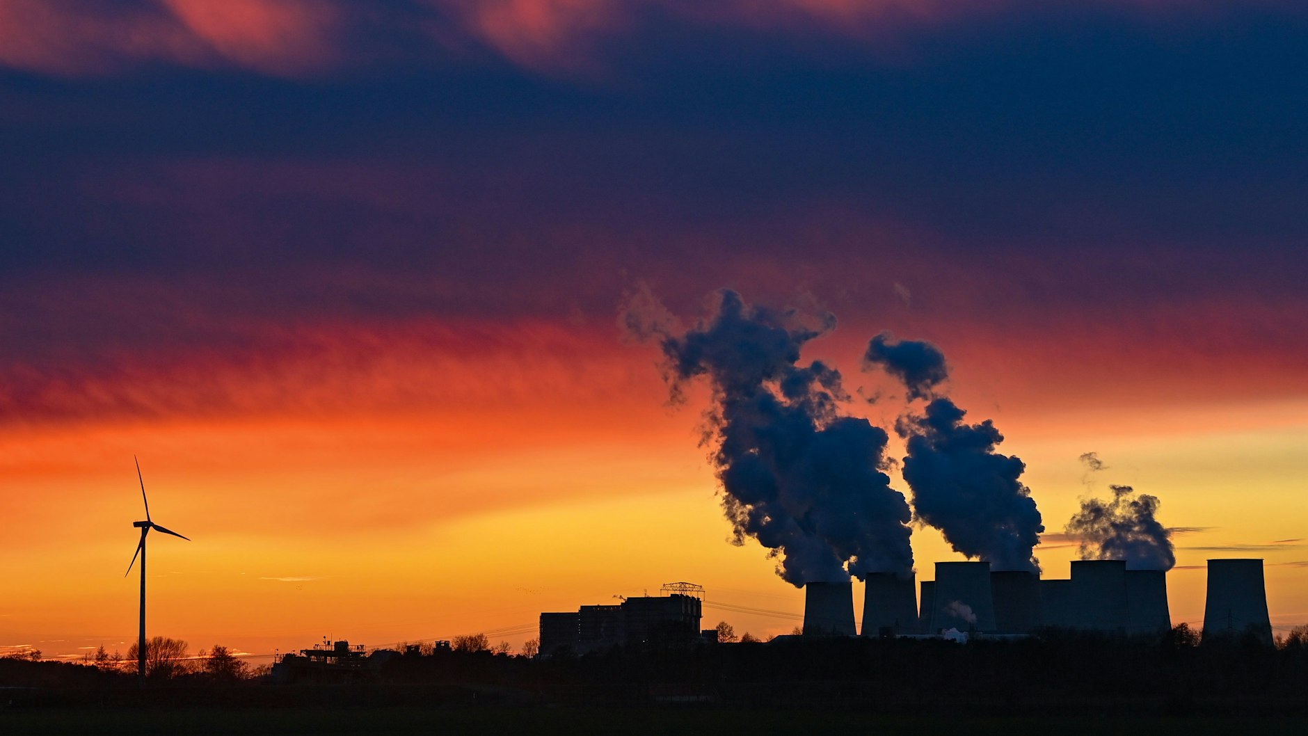 Sonnenuntergang über dem Kraftwerk Jänschwalde in Brandenburg.