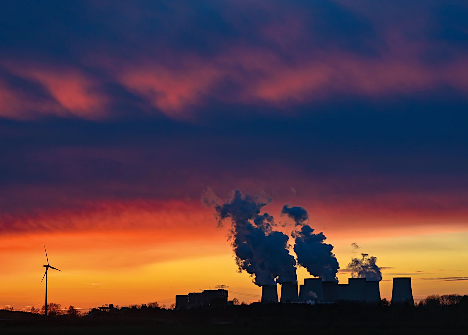 Sonnenuntergang über dem Kraftwerk Jänschwalde in Brandenburg.
