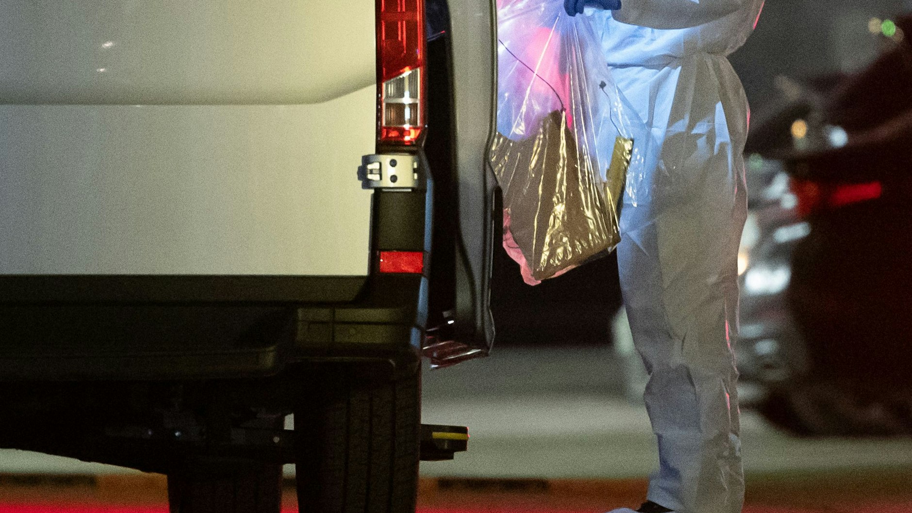 Ein Kriminaltechniker bringt einen Plastikbeutel zum Wagen. Bei einer Explosion in einem Verwaltungsgebäude von Lidl wurden drei Personen verletzt.