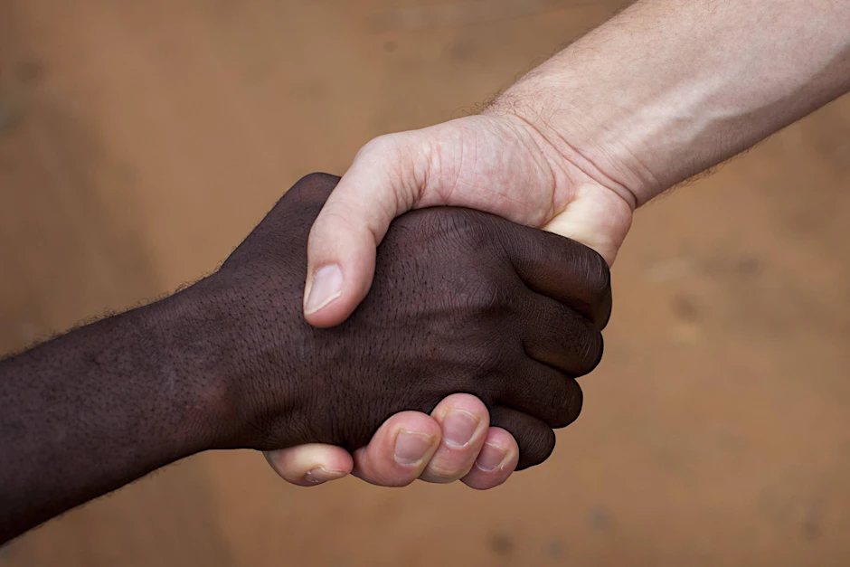 Bei den Hautfarben gibt es unzählige Schattierungen und keine klare Grenze. Mit verschiedenen Rassen hat das nichts zu tun. „Rassismus hat den Begriff Rasse beim Menschen erst geschaffen“, sagt Johannes Krause.