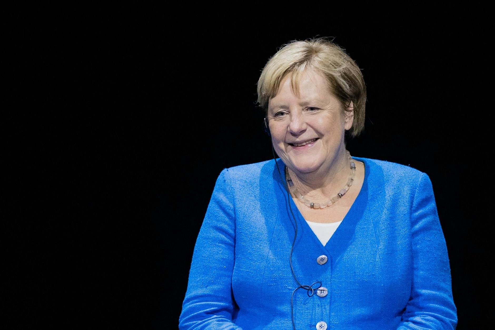 Angela Merkel spricht auf der Theaterbühne in Düsseldorf auch über Persönliches.