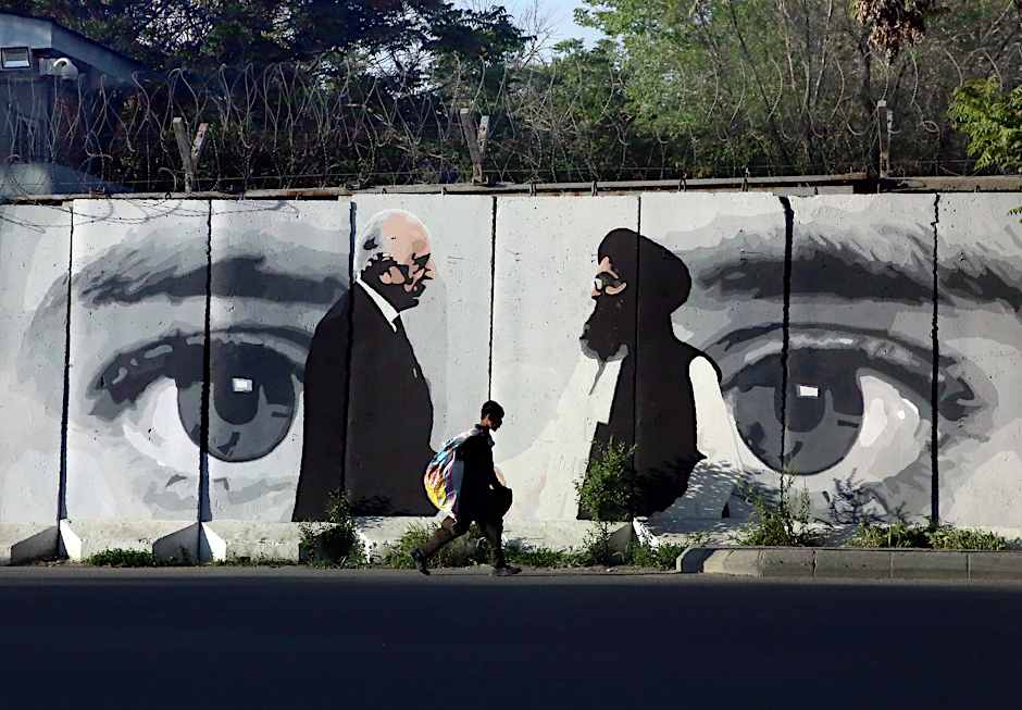 Auf dieser Wand in Kabul sind die Macher des Doha-Abkommens zu sehen, das zum Abzug der US-Truppen aus Afghanistan führte: Zalmay Khalilzad, Gesandter aus Washington, und Mullah Abdul Ghani Baradar, Mitbegründer der Taliban, jetzt Stellvertreter des Chefs der Interimsregierung.  