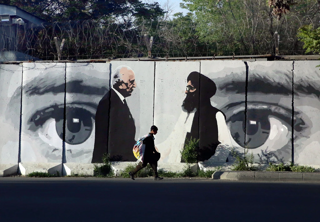 Auf dieser Wand in Kabul sind die Macher des Doha-Abkommens zu sehen, das zum Abzug der US-Truppen aus Afghanistan führte: Zalmay Khalilzad, Gesandter aus Washington, und Mullah Abdul Ghani Baradar, Mitbegründer der Taliban, jetzt Stellvertreter des Chefs der Interimsregierung.  