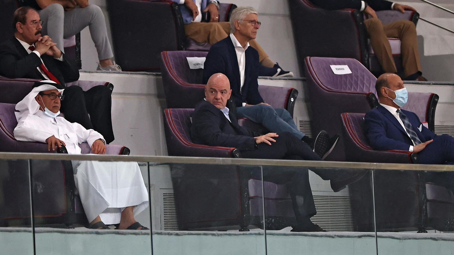 Fifa-Präsident Gianni Infantino (M.) und Fifa-Direktor Arsène Wenger (M.o.) gelten als Strippenzieher der geplanten WM-Revolution.