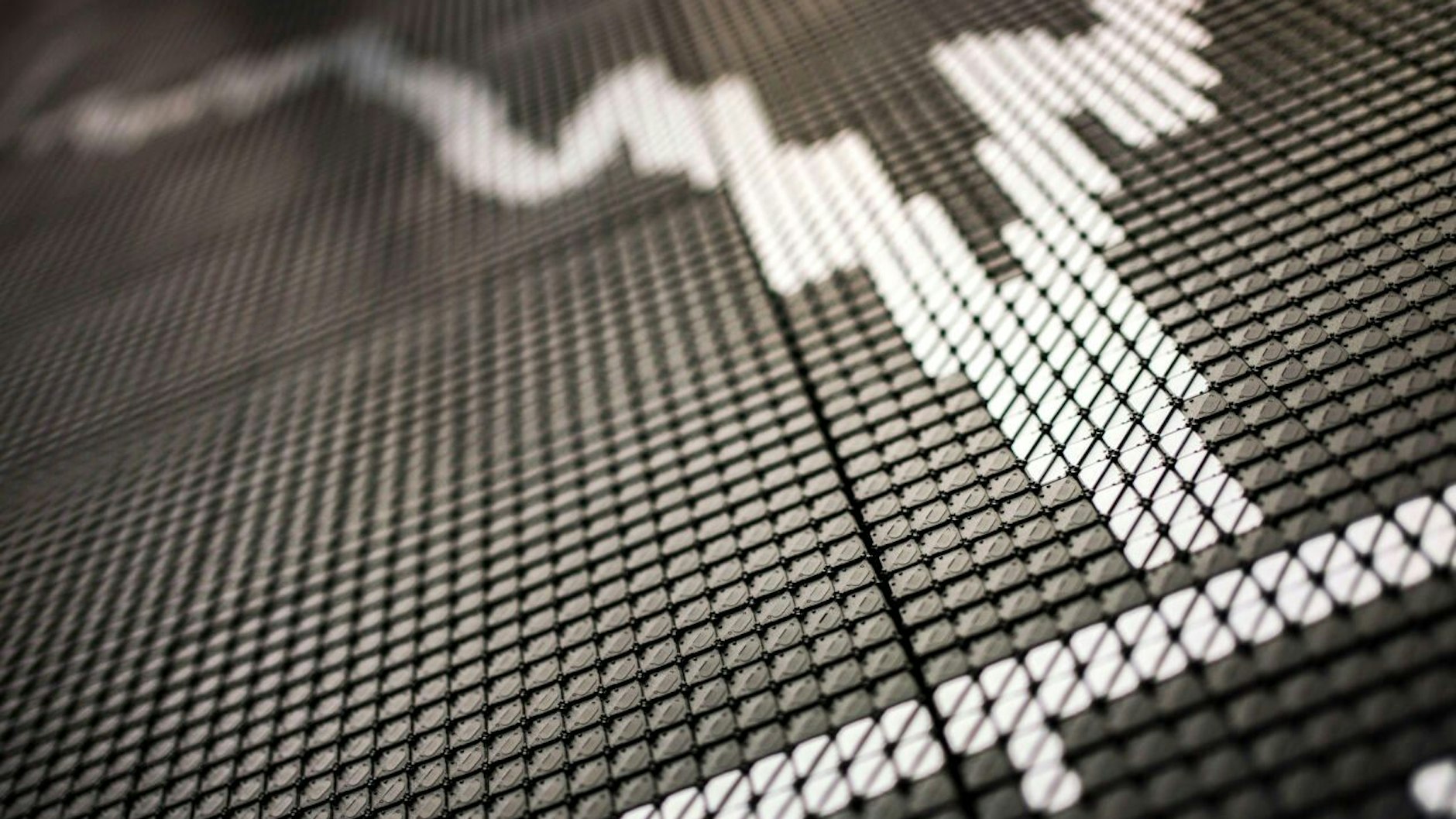 53 Prozent der Befragten äußerte große Furcht vor höheren Steuern oder gekürzten Leistungen wegen Corona (Symbolbild).