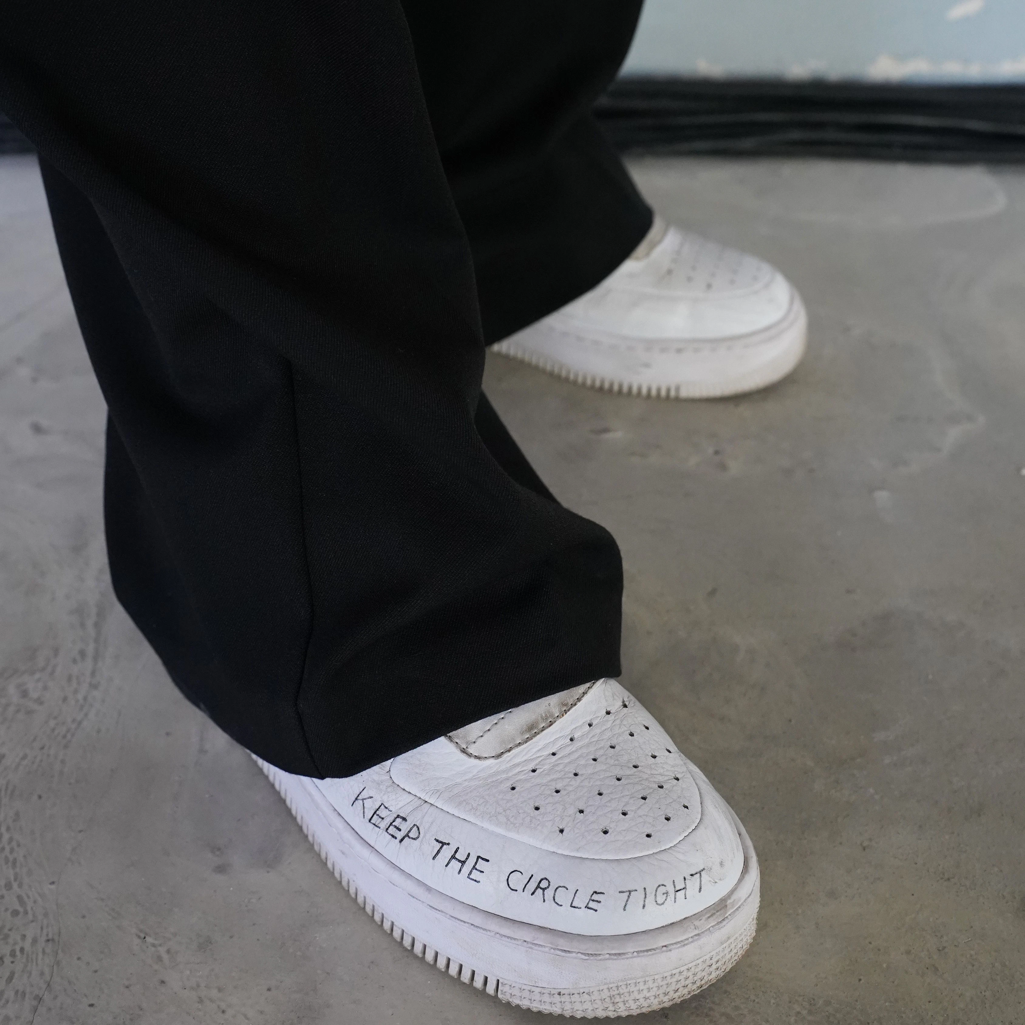 Ihre Nikes ziert ein eintätowierter Schriftzug.