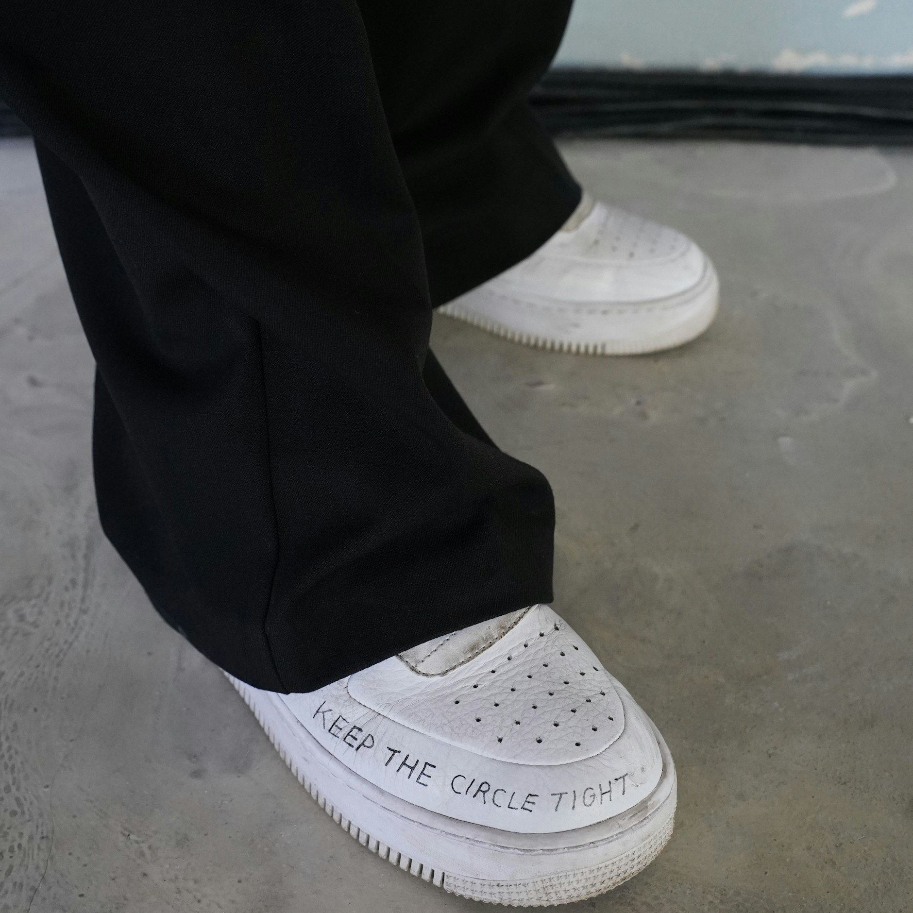 Ihre Nikes ziert ein eintätowierter Schriftzug.