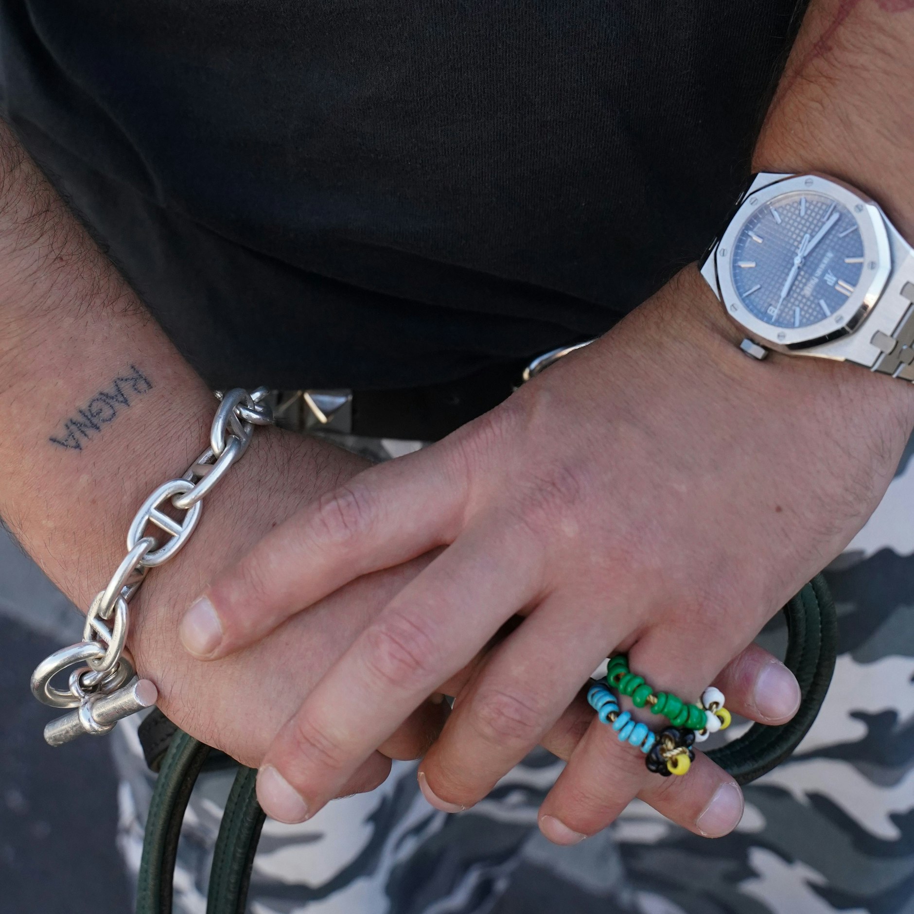 ... und an den Handgelenken wird’s dann teuer: Uhr von Audemars Piguet, Armband von Hermès und Ringe von Bottega Veneta.