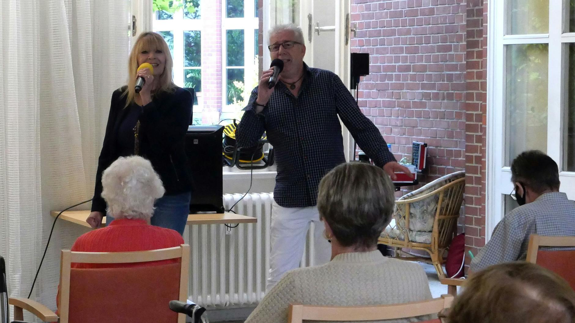 Cindy Berger und Norbi Wohlan bei einem Auftritt in einem Berliner Seniorenwohnheim.