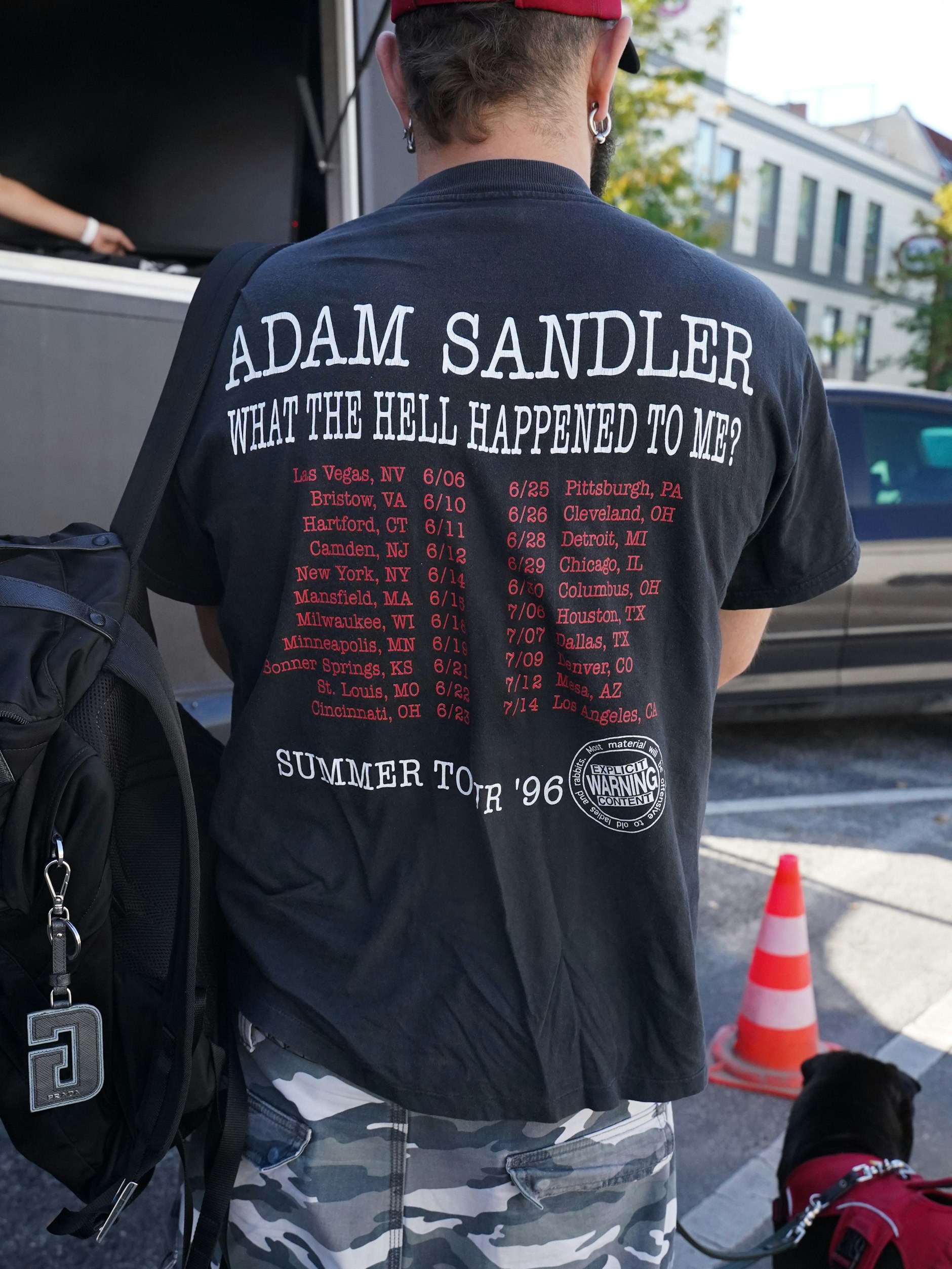 Marc ist superlässig unterwegs. Über den Adam-Sandler-Tourdaten von 1996 trägt er einen Prada-Rucksack ...