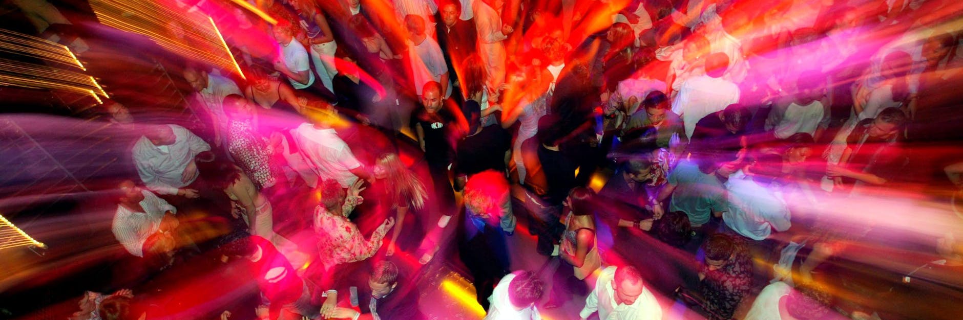In einem Club kommen sich Menschen nahe. 