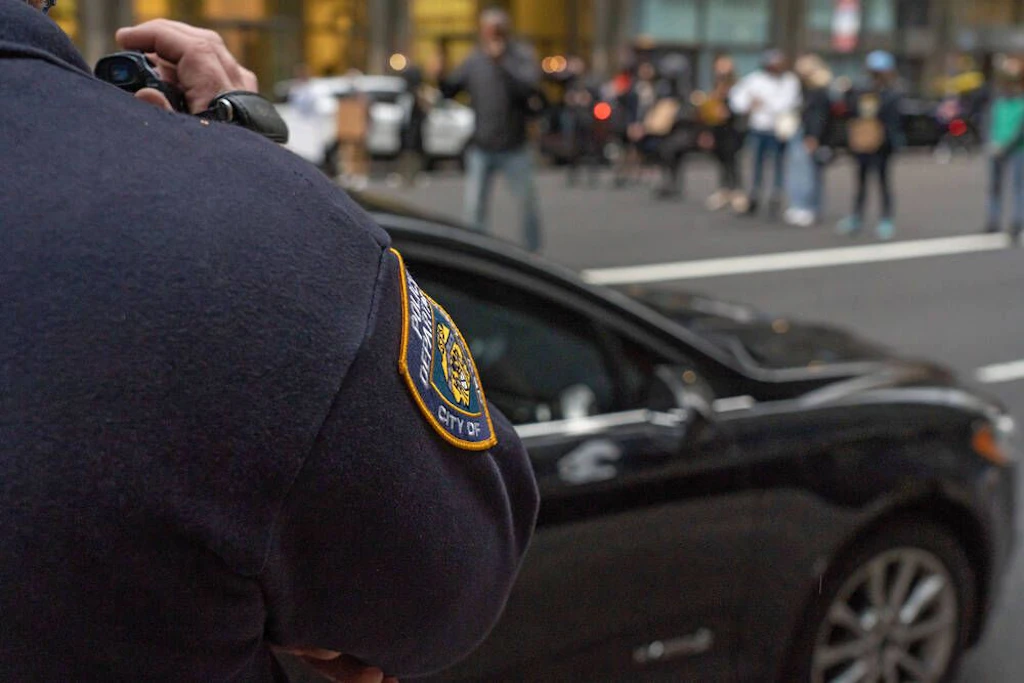 Demente Rentnerin (73) klaut für 11 Euro – Polizisten brechen ihr den Arm: Jetzt kriegt sie 3 Millionen Schmerzensgeld!