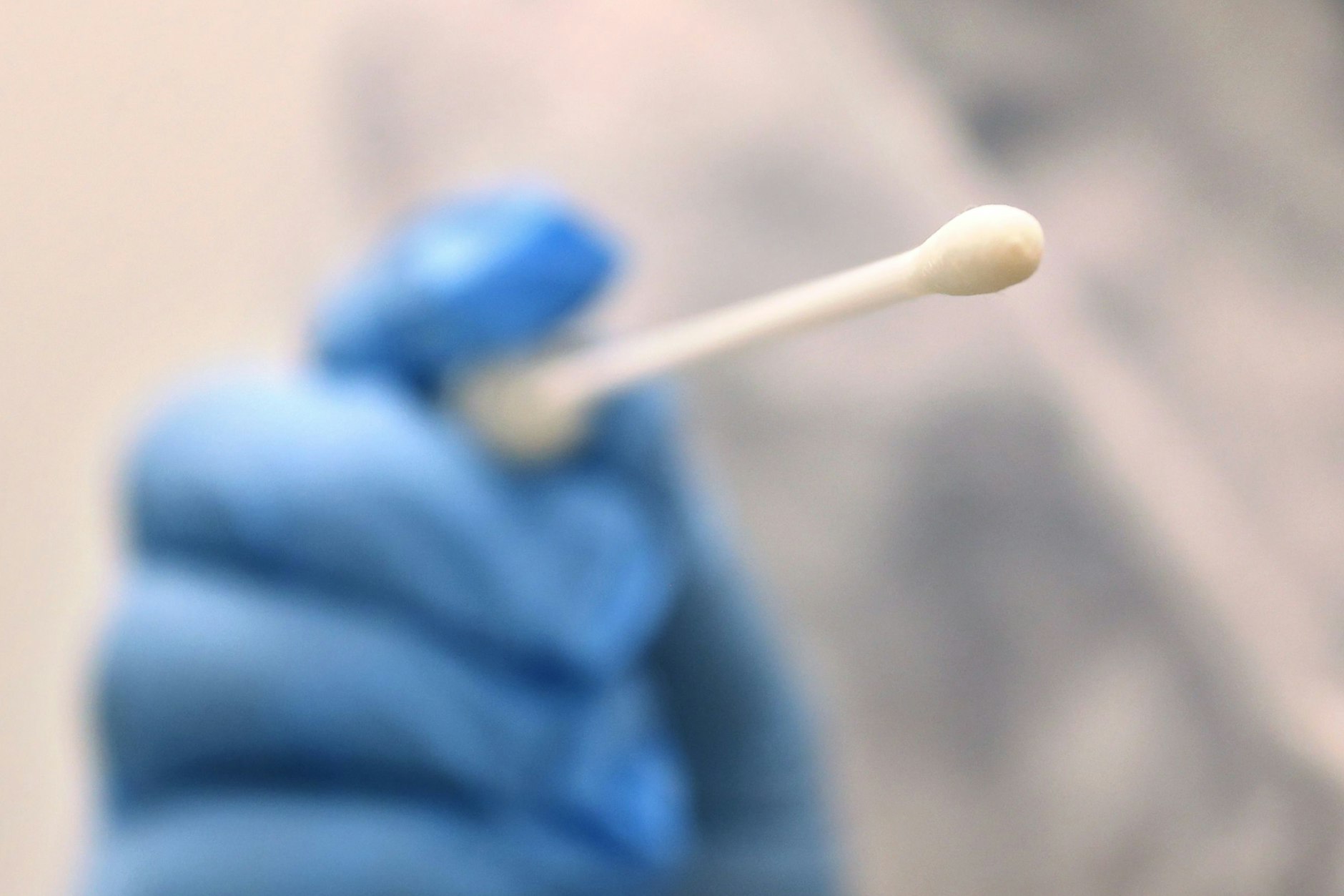 Statt in die Nase kommen die Baumwolltupfer für 15 Minuten unter den Arm (Symbolbild).