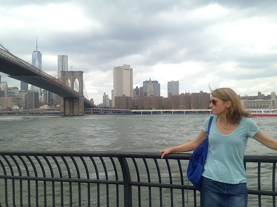 Anja Reich an der Brooklyn Bridge, 2014, links der neue Freedom Tower.